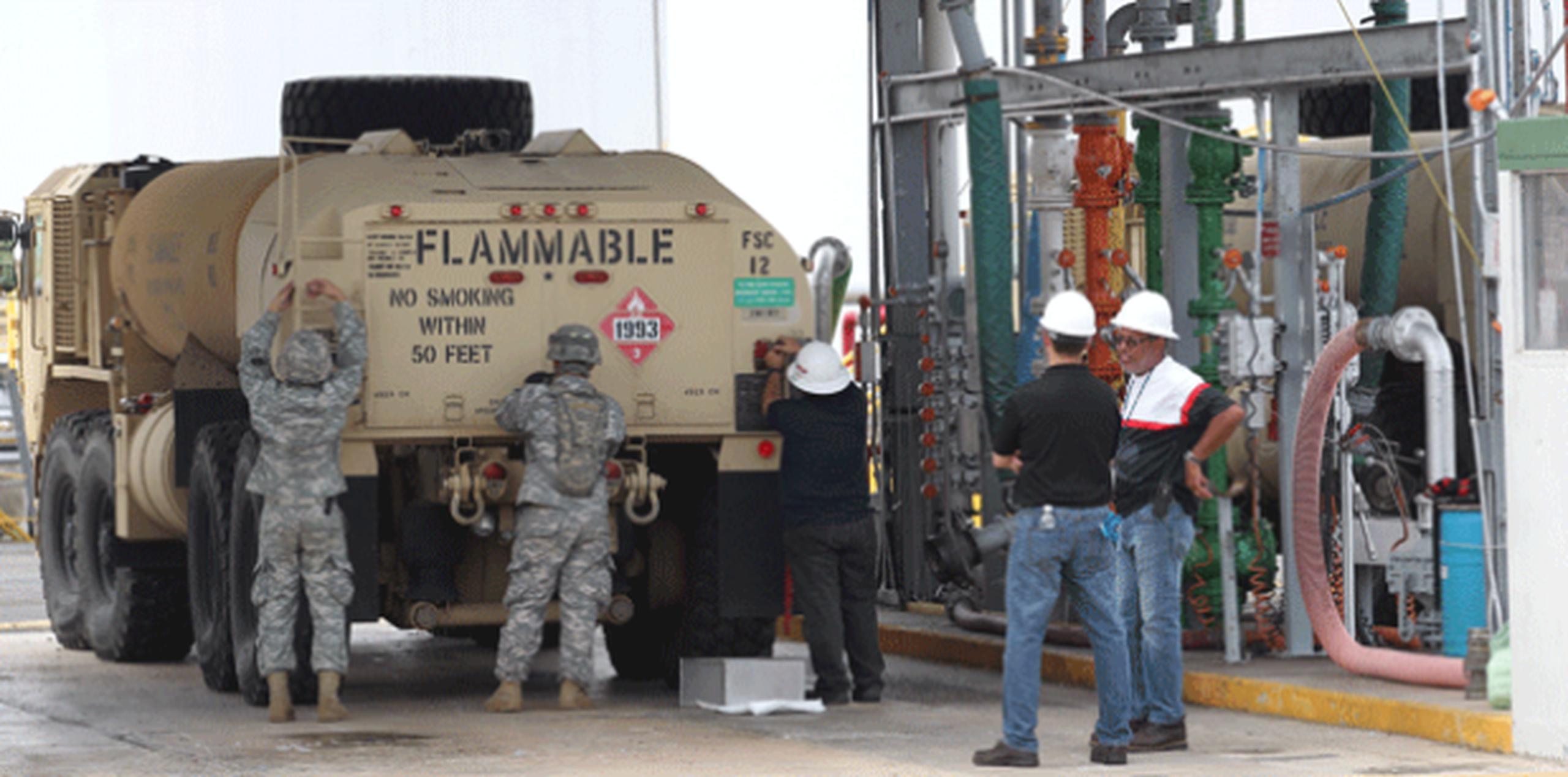 Militares recogen combustible para llevar con prioridad a generadores eléctricos de hospitales. (alex.figueroa@gfrmedia.com)
