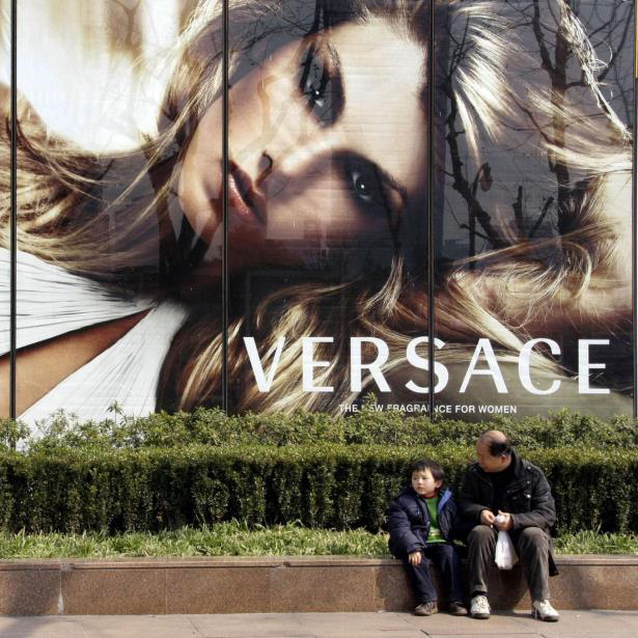 La compañía Versace dijo que las camisetas fueron sacadas de todos los canales de venta y destruidas. (Archivo)