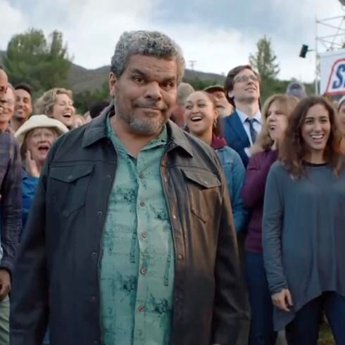 Actor boricua Luis Guzmán sorprende en anuncio del Super Bowl