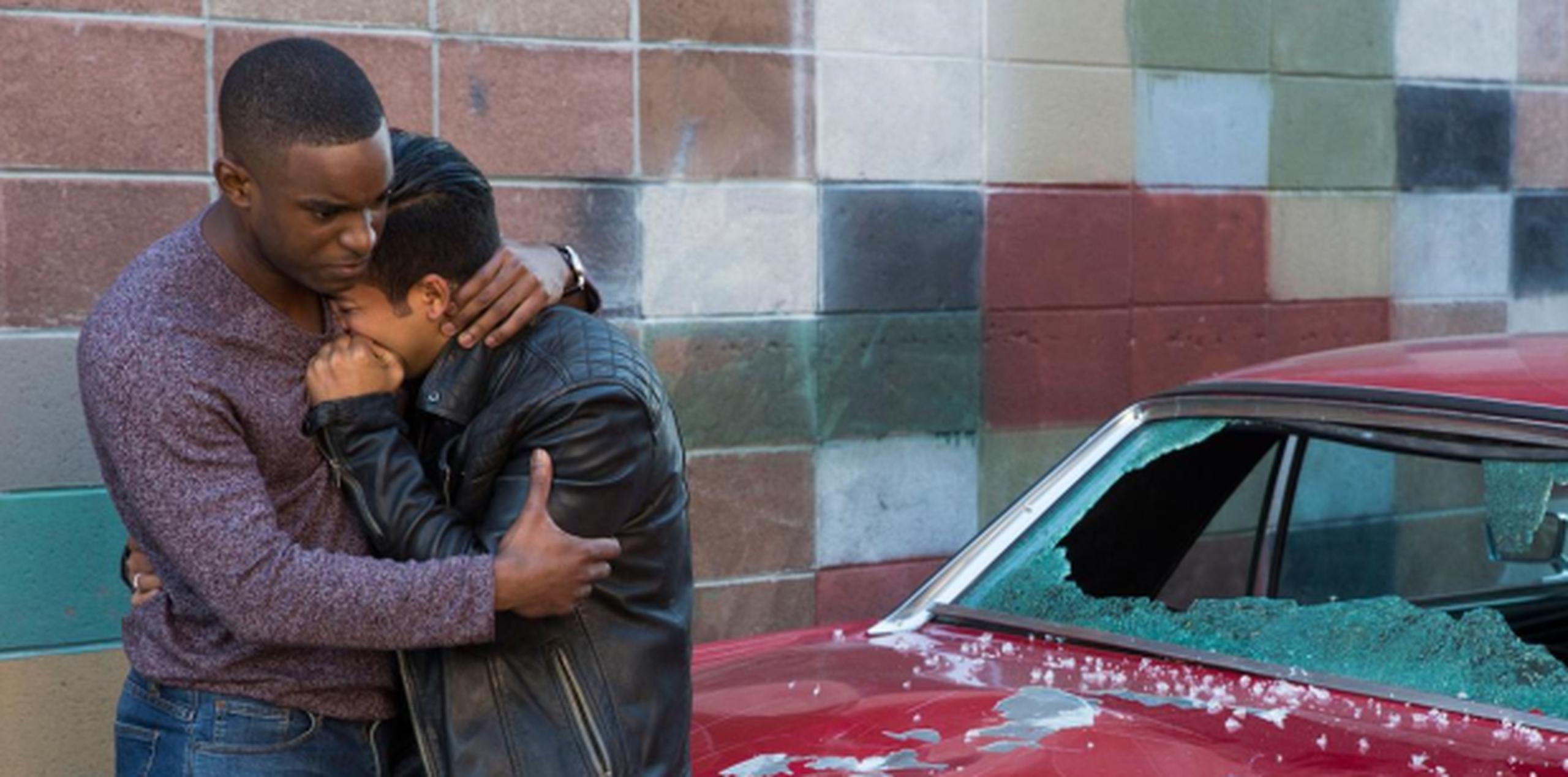 "13 Reasons Why". Tony Padilla (Christian Navarro) llora por alguna razón desconocida. No obstante, que el parabrisas posterior de su vehículo esté roto podría estar relacionado a su pesar. (Foto: Netflix)