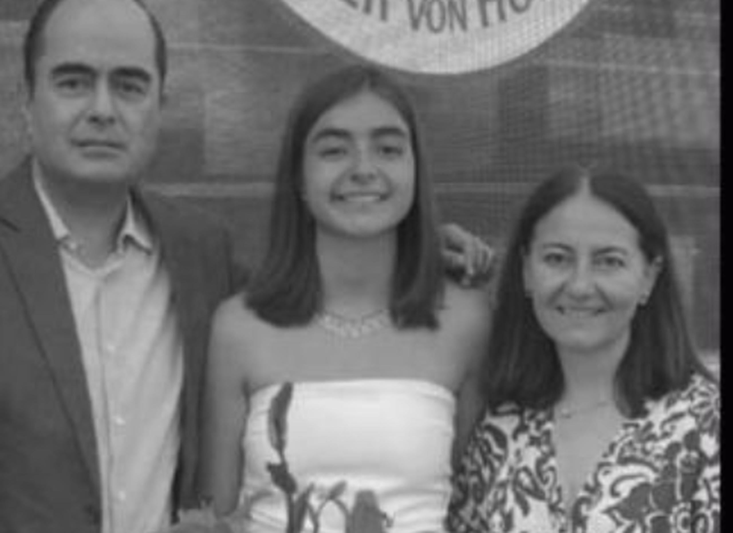 Al centro, Ana María Serrano en una fotografía junto a sus padres (Redes sociales)
