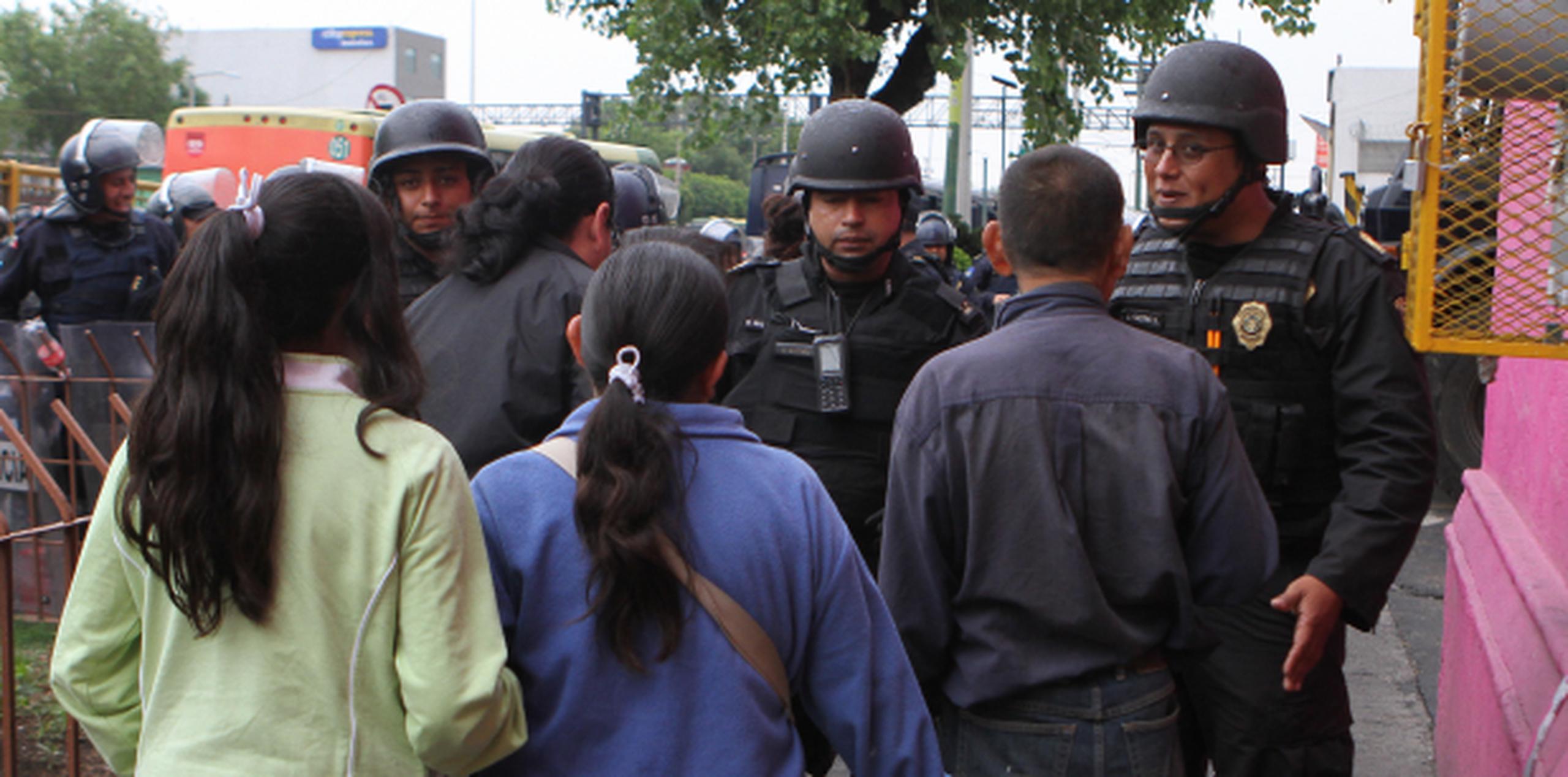 Policías vigilan las calles de México, donde se han registrado varios incidentes violentos a horas de que 37 millones de mexicanos vayan a las urnas a elegir gobernadores, diputados y representantes. (EFE /Mario Guzmán)
