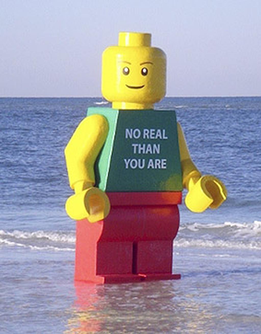Aparece gigante mu eco Lego en playa de Florida Primera Hora