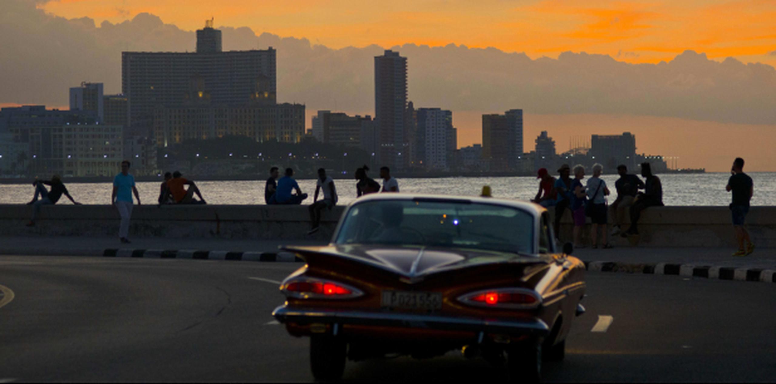El malecón de La Habana es un lugar que reúne a diario a cientos de cubanos que pescan en sus aguas. (AP/Ramon Espinosa)
