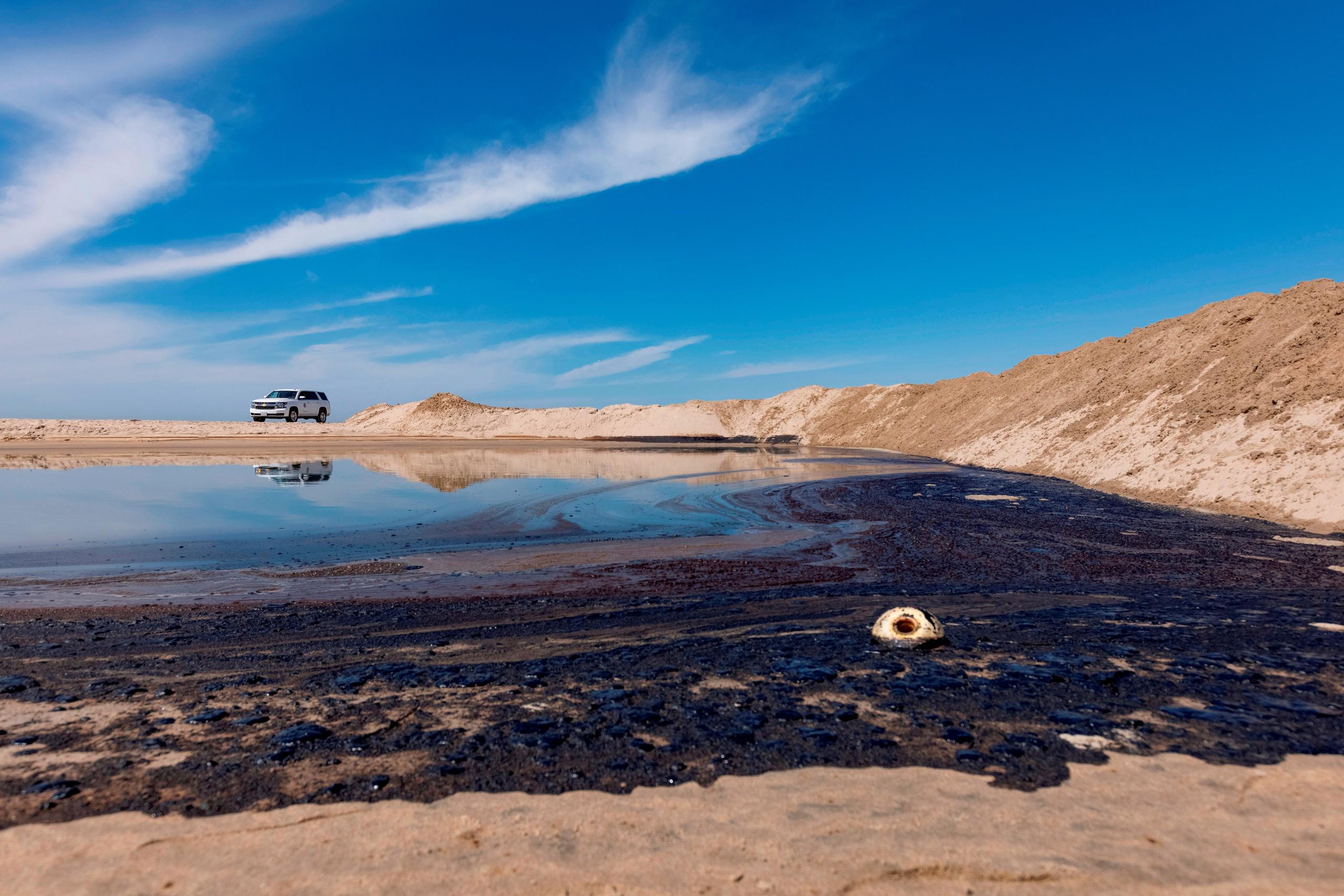 El alquitrán se acumula en la costa luego de un derrame de petróleo frente a la costa de Huntington Beach, California, EE. UU., EFE / EPA / CHRISTIAN MONTERROSA
