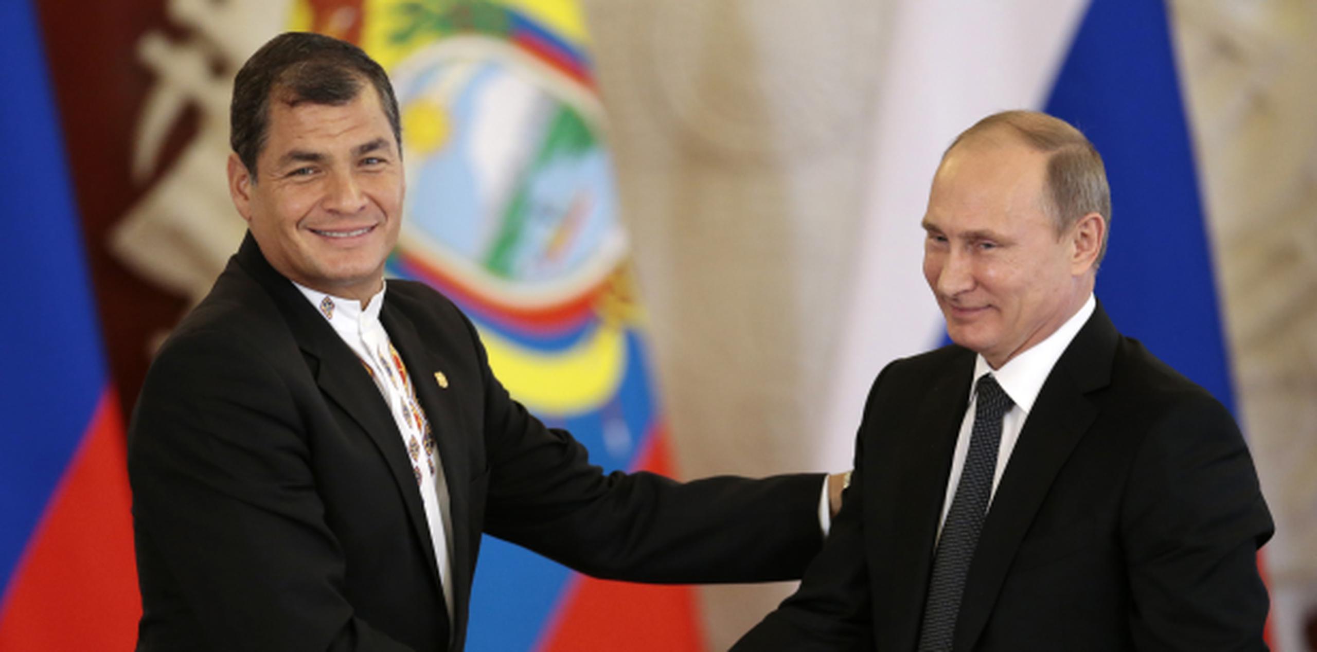 El líder ecuatoriano felicitó a Putin por el "éxito diplomático ruso" por haber resuelto el conflicto en Siria. (Prensa Asociada)