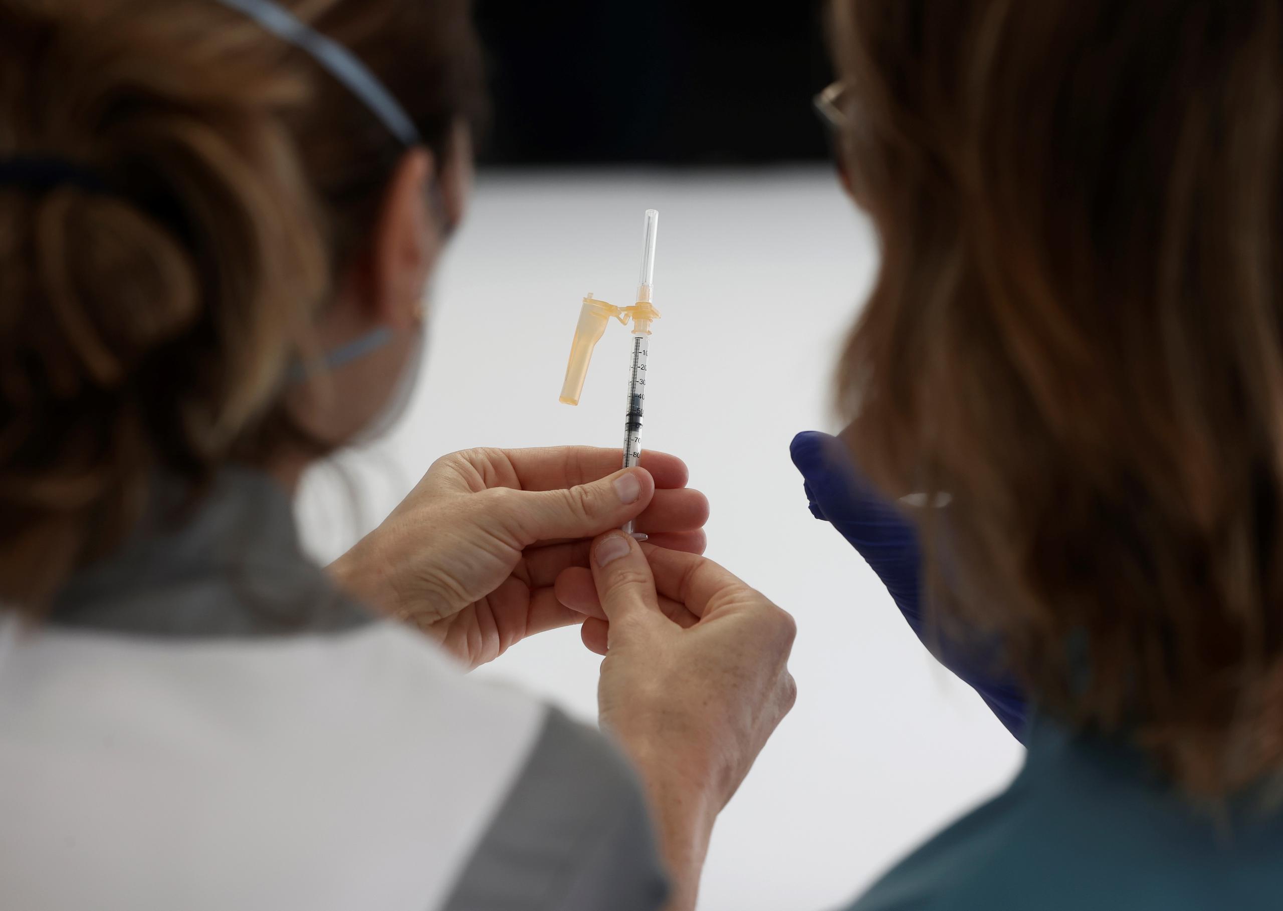 Dos enfermeras observan una dosis de vacuna contra la covid-19, en foto de archivo. EFE/ Jesús Diges
