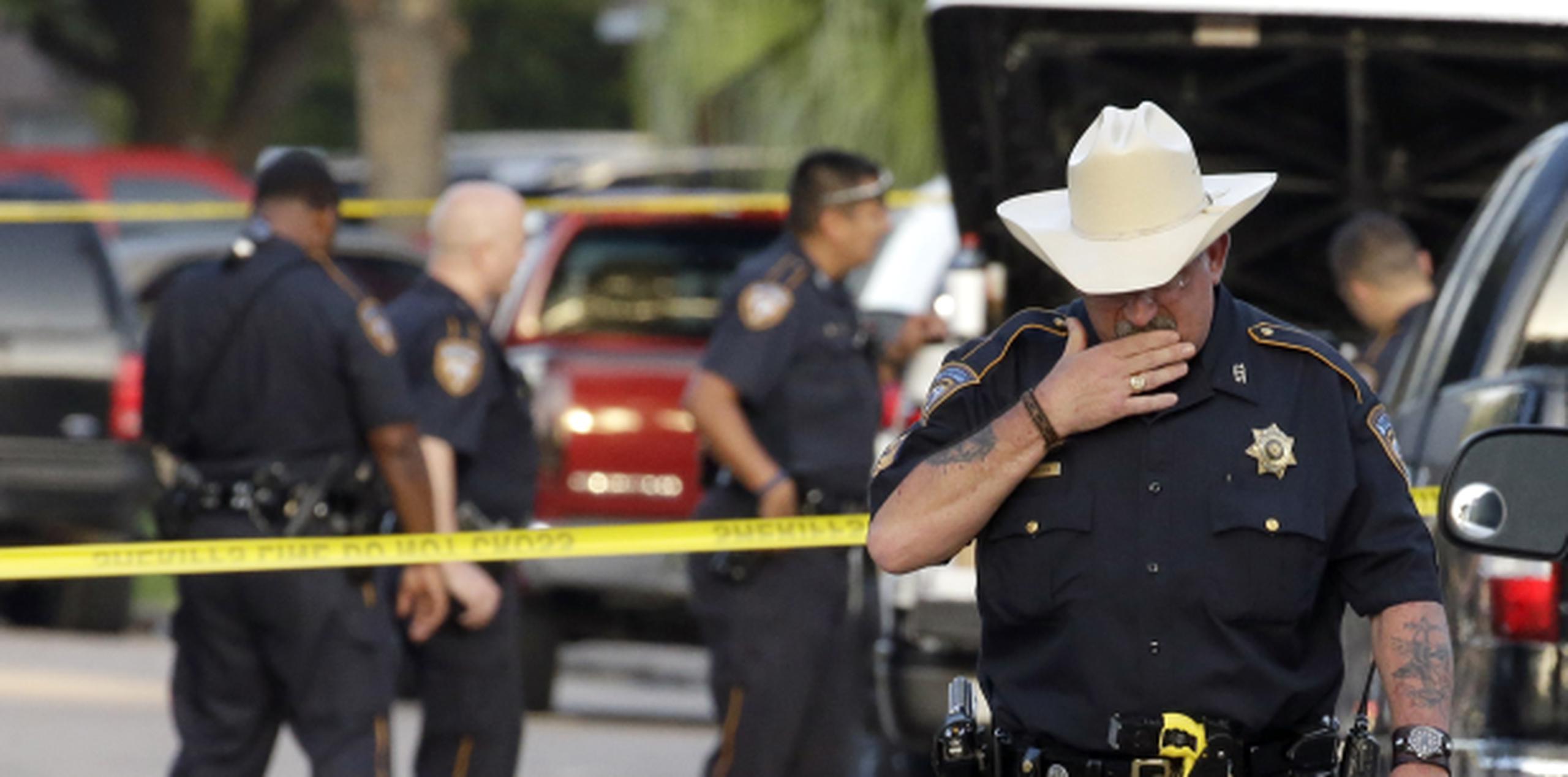 Policías en Texas en el área de la residencia donde aparecieron los cadáveres. (AP)