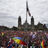 Miles regresan el arcoiris a Ciudad de México en la marcha del Orgullo LGBT+