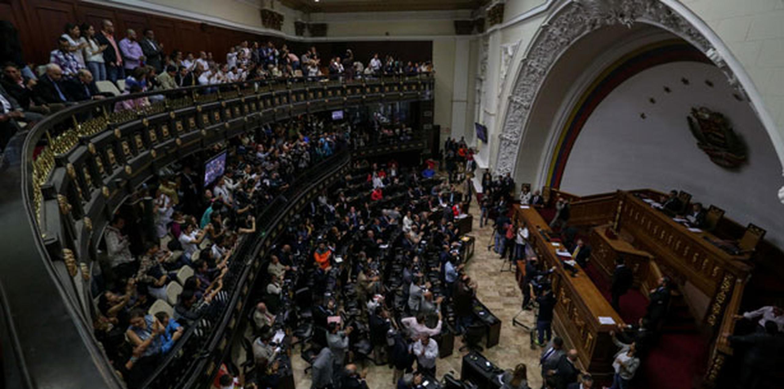 Los parlamentarios opositores alegan que hay una investigación por "probable doble nacionalidad" de Maduro y que existen "fundadas razones" para determinar el abandono de sus funciones constitucionales de la Presidencia.  (EFE/CRISTIAN HERNÁNDEZ)