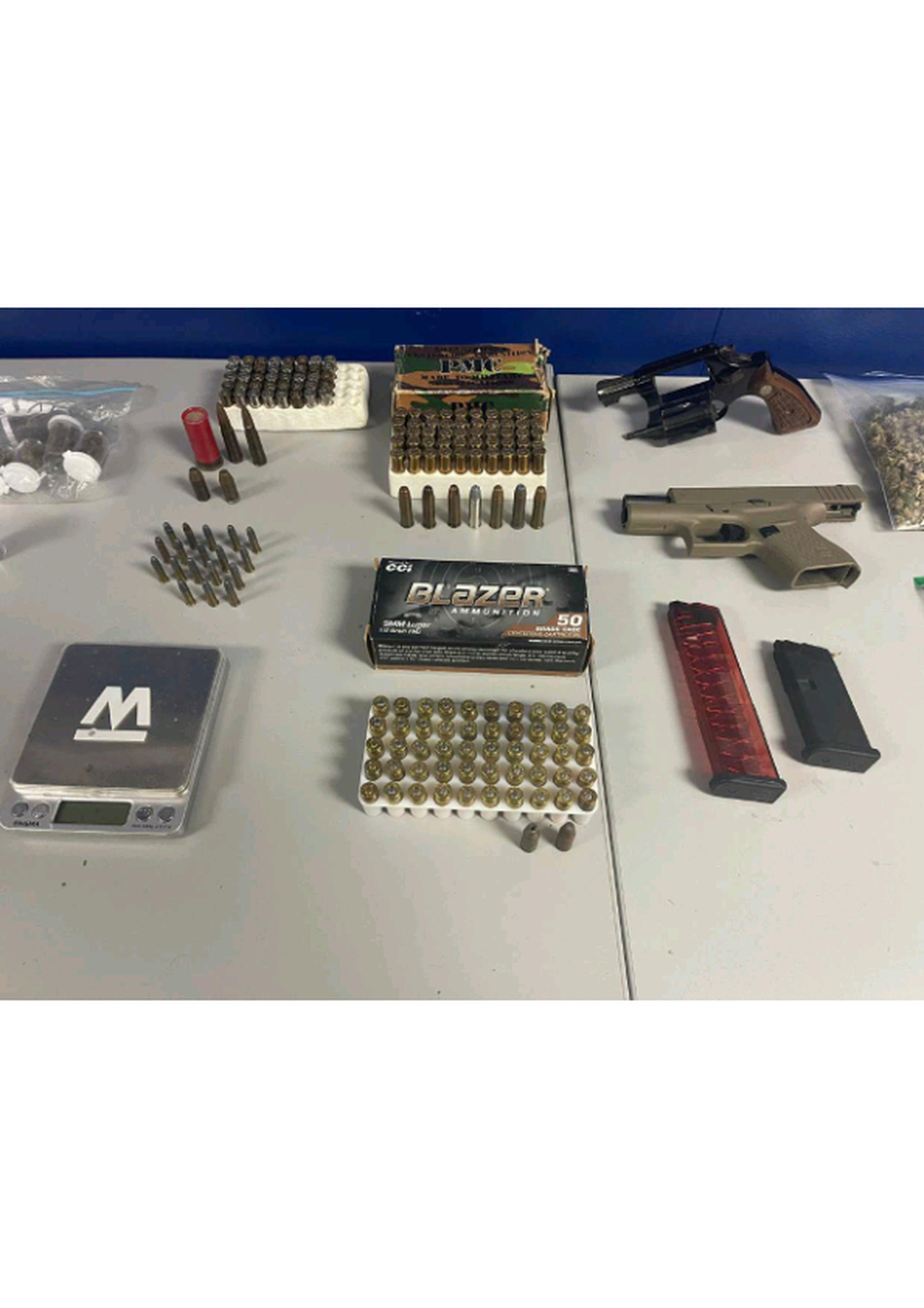 La División de Drogas Metropolitana ocupó las armas de fuego, cargamentos y municiones, durante un allanamiento en el barrio Sabana Seca, en Toa Baja.