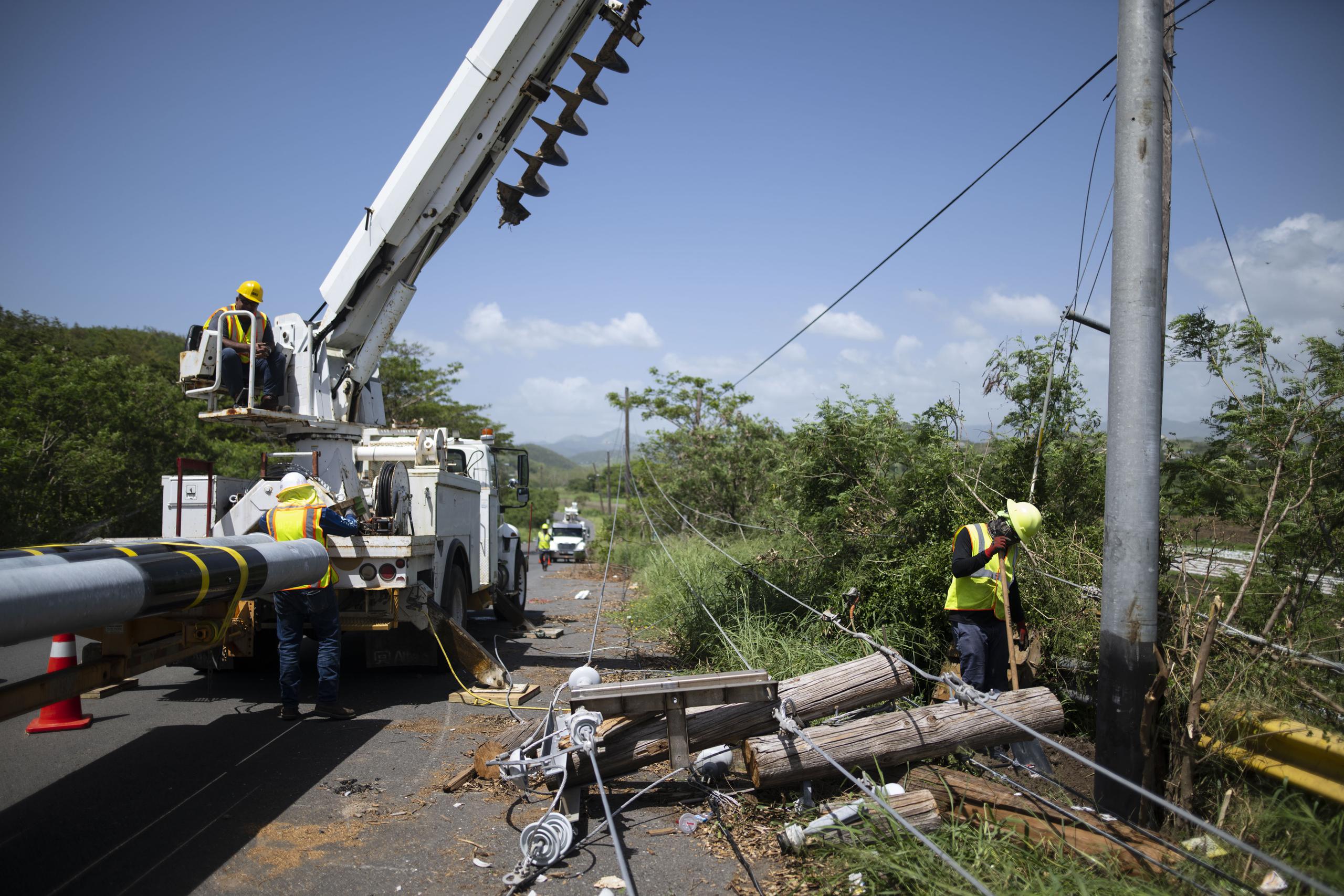 Una compañía subcontratada por LUMA Energy trabaja en un poste en el puente de Maguelles, en Guánica.