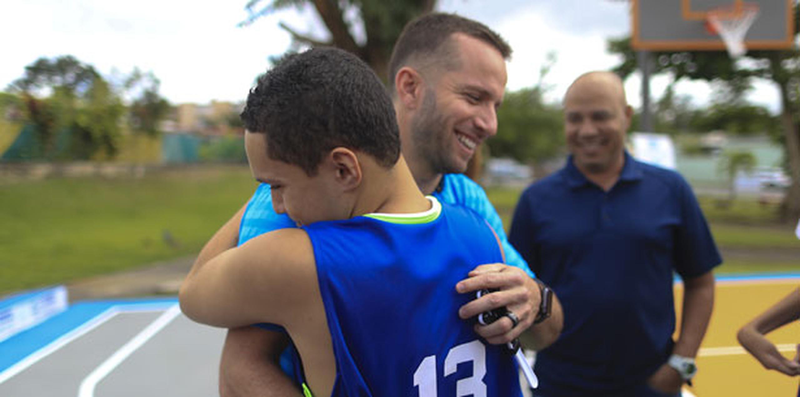 La Fundación de Barea usó la cancha de baloncesto para marcar el proyecto número 14 que impacta en Puerto Rico. (teresa.canino@gfrmedia.com)