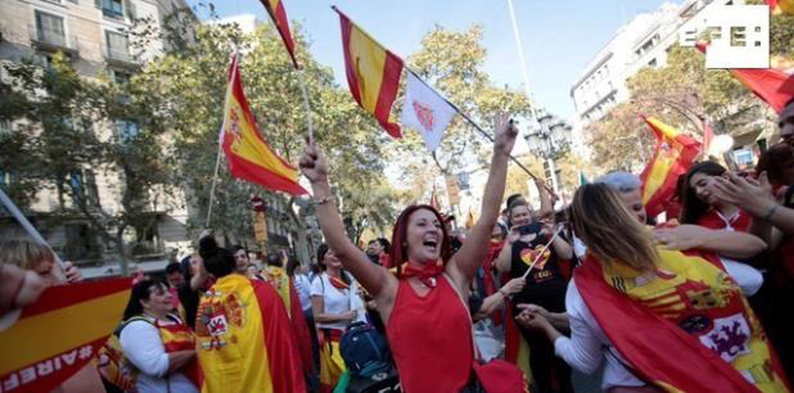 La manifestación tuvo lugar horas después de los disturbios que se produjeron este sábado cuando un grupo de independentistas radicales intentaron acceder a la sede de la Jefatura de la Policía Nacional en la capital catalana, para protestar por la actuación de las fuerzas de seguridad. (EFE)