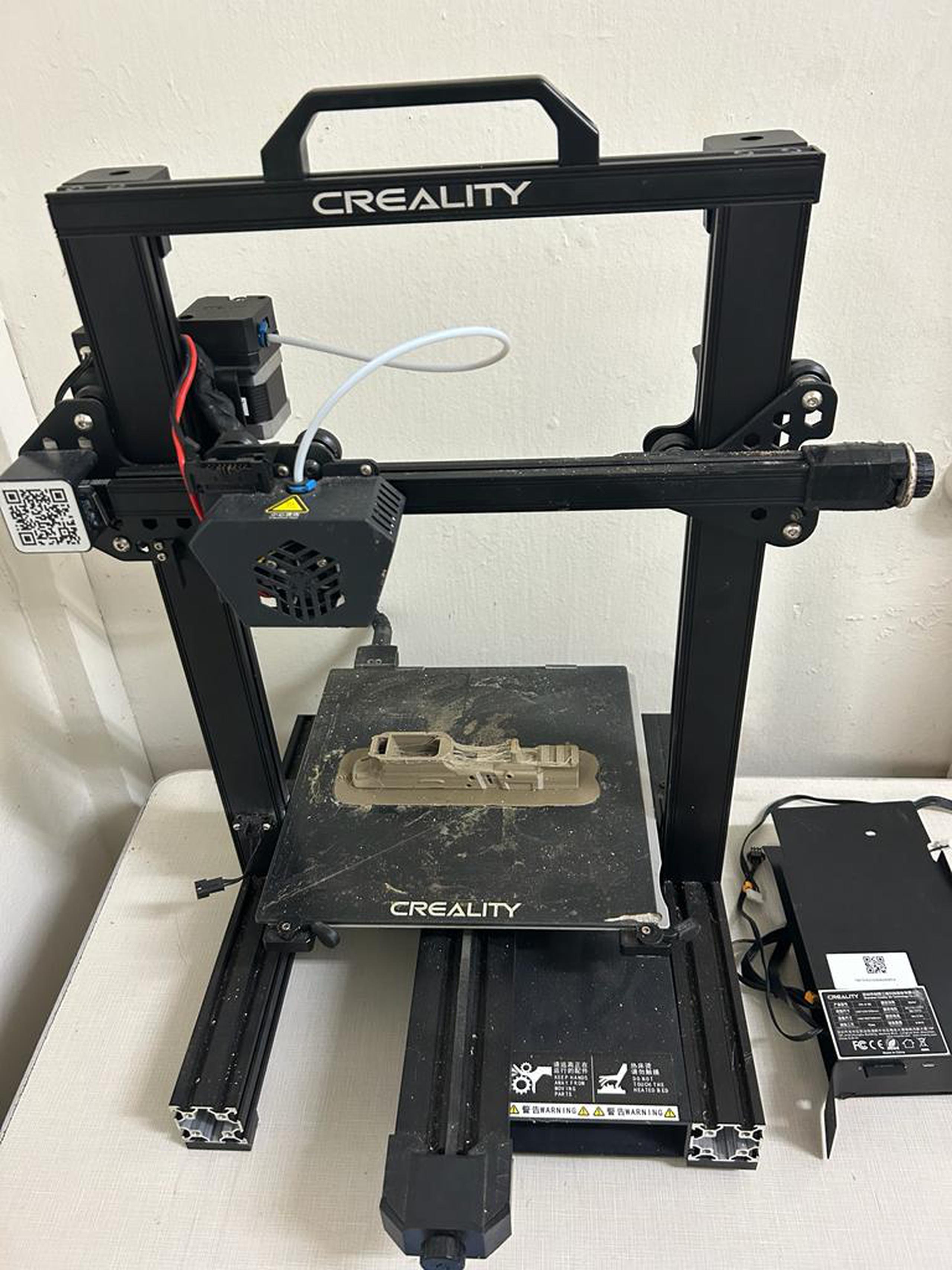 Una máquina impresora 3D printing para crear pistolas en plástico fue ocupada durante un allanamiento en una residencia del barrio Rancheras de Yauco,