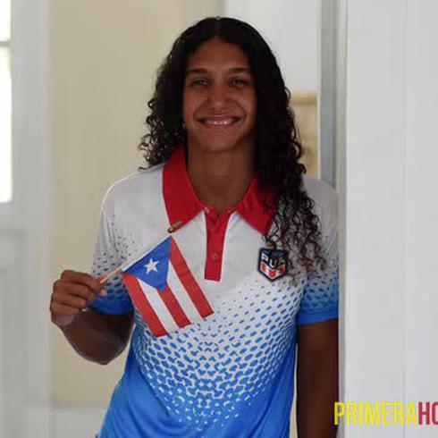 Vanessa García celebra el honor de cargar la bandera de Puerto Rico