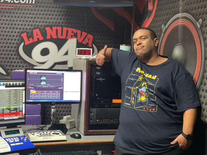 Omar Rodríguez, productor del programa de radio El Despelote de La Nueva 94 FM.