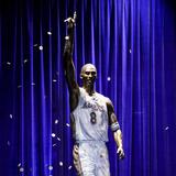 Kobe Bryant adorna la casa de los Lakers con estatua de bronce