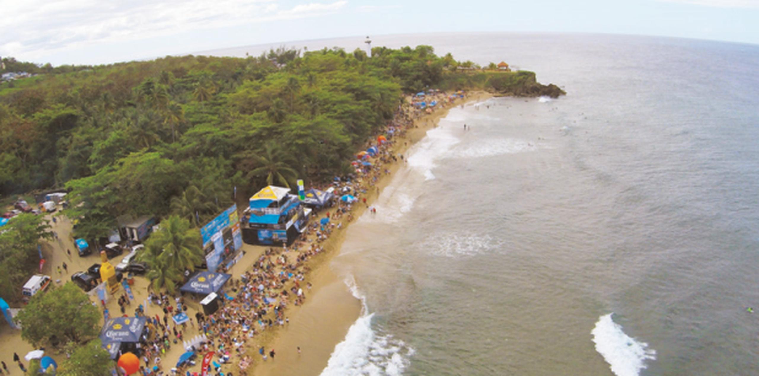 El municipio de Rincón es uno de los más visitados por surfers por la cantidad de playas para practicar este deporte. (Archivo)