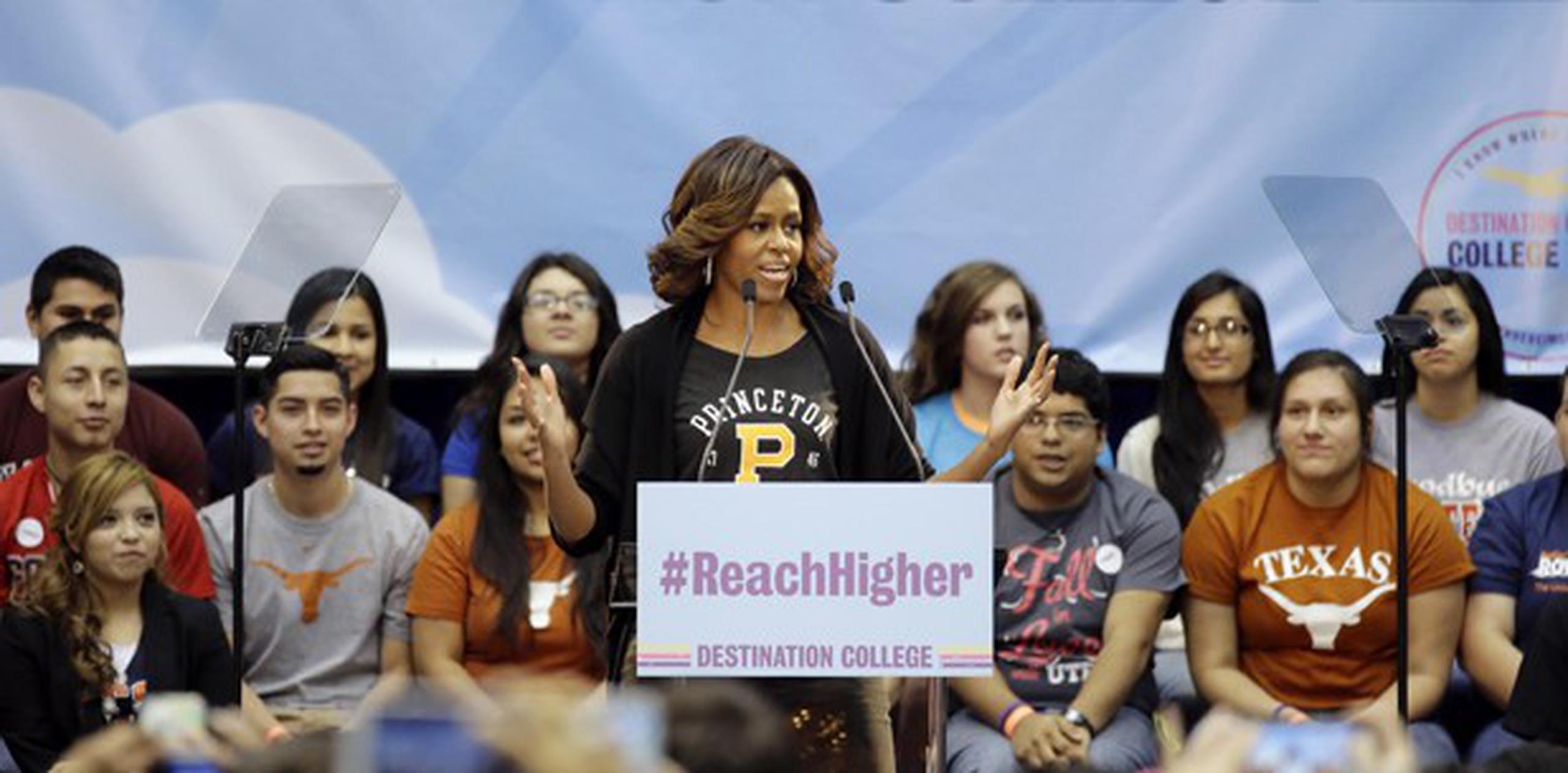 Tras las causas a favor de los veteranos y la alimentación saludable, Michelle Obama presentó hoy en la Universidad de Texas en San Antonio la iniciativa "Reach Higher" (Llegar más alto) y animó a unos 2,000 jóvenes en su compromiso para estudiar. (AP)