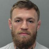 Arrestan a Conor McGregor por destruir celular de un fanático