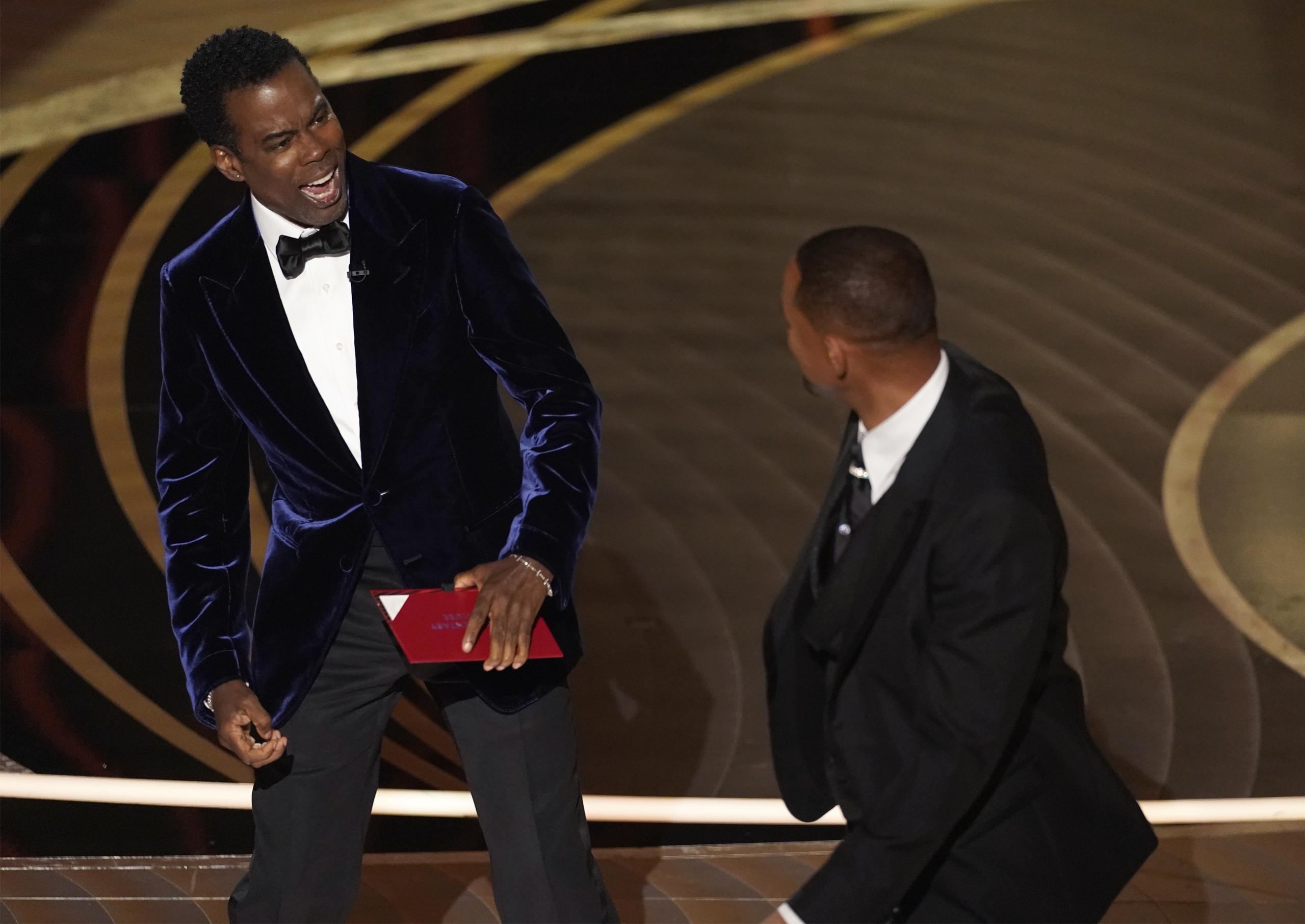 Chris Rock reaccionó sorprendido luego de recibir una bofetada de parte del actor Will Smith durante la ceremonia de los premios Oscar.