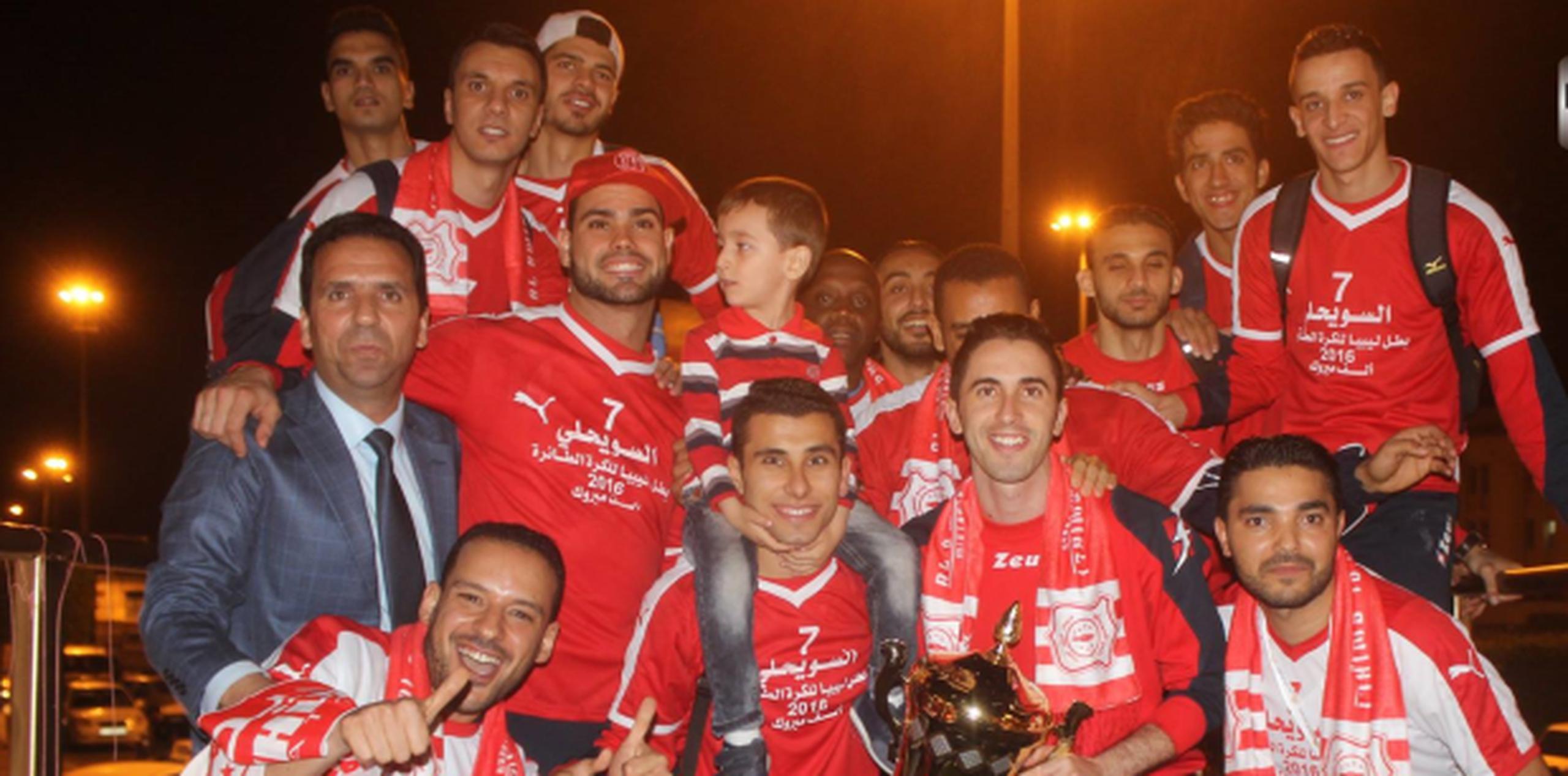 Guzmán, con gorra roja a la izquierda al lado de un niño, jugó para el equipo de Swehly en Libia. (facebook)
