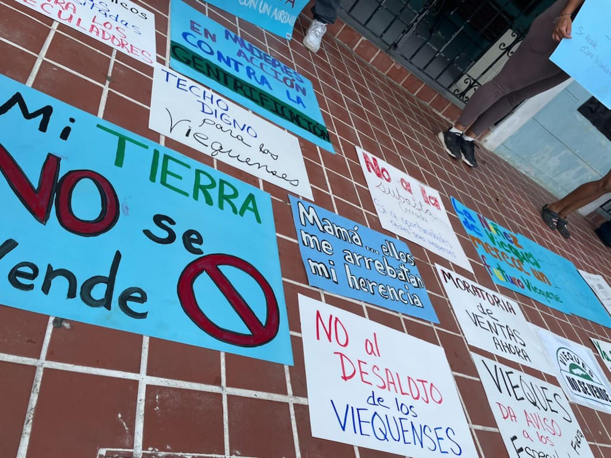 Carteles preparados por manifestantes para la protesta que realizan por la subasta de terrenos del municipio de Vieques.