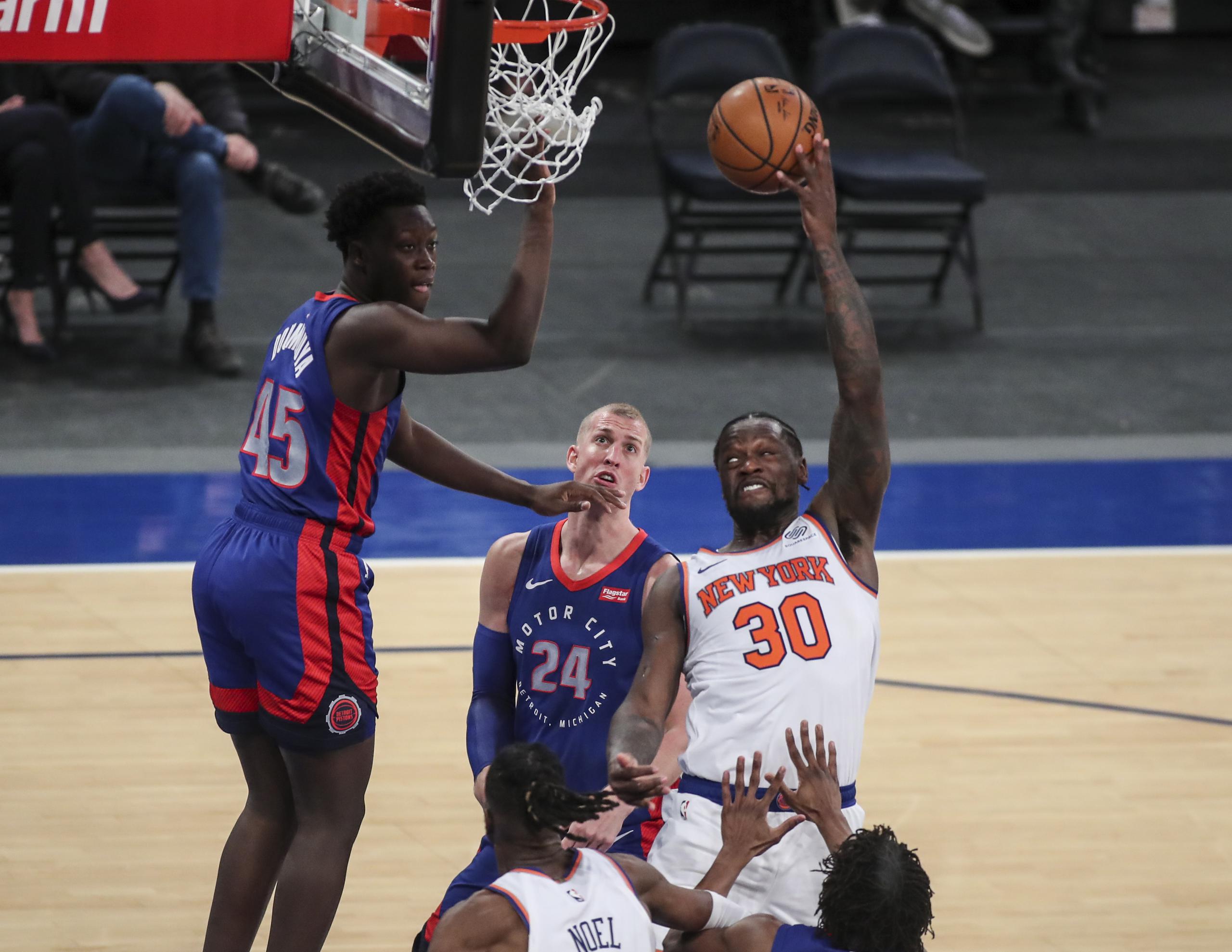 Julius Randle, alero de los Knicks de Nueva York, dispara frente a los Pistons de Detroit.