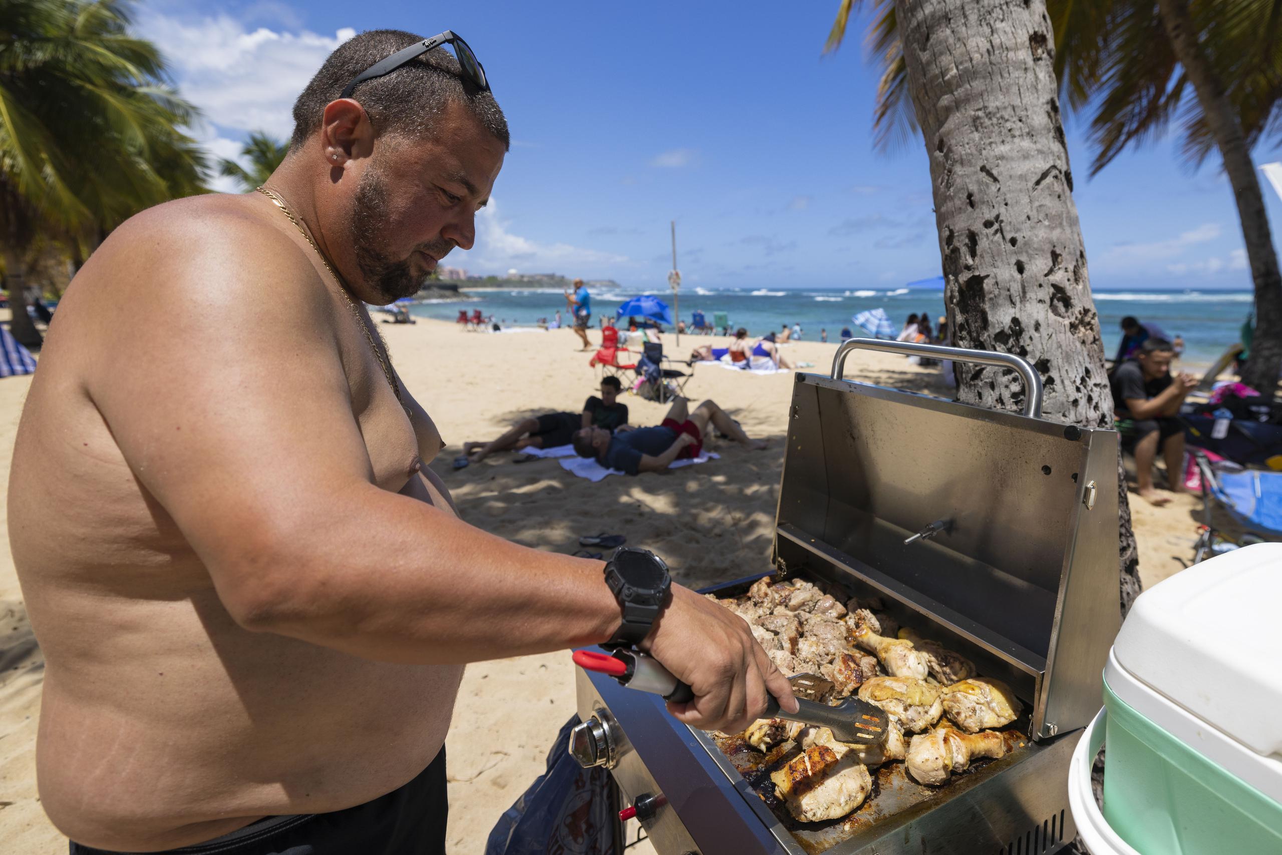 La familia Malave Marcano, naturales de San Lorenzo, aprovecharon el Viernes Santo para encender la barbacoa y celebrar un "diíta familiar" en la playa El Escambrón.