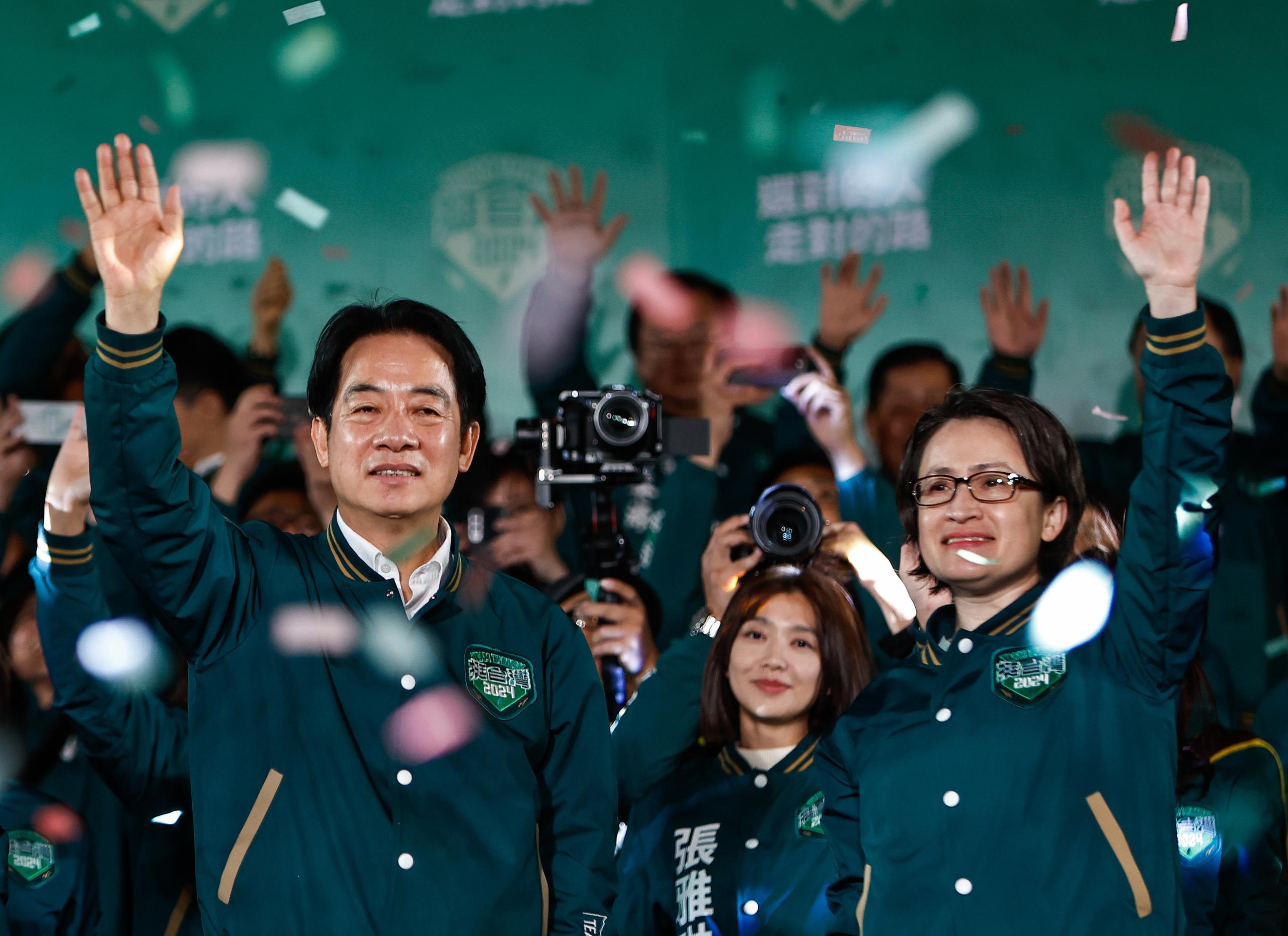 El vicepresidente taiwanés y candidato presidencial del gobernante Partido Democrático Progresista (PDP), William Lai (Lai Ching-te) (izq), y el candidato a vicepresidente, Hsiao Bi-khim (dcha), celebran en medio de una lluvia de confeti durante un mitin después de ganar las elecciones presidenciales en Taipei, Taiwán, el 13 de enero de 2024. EFE/ Daniel Ceng
