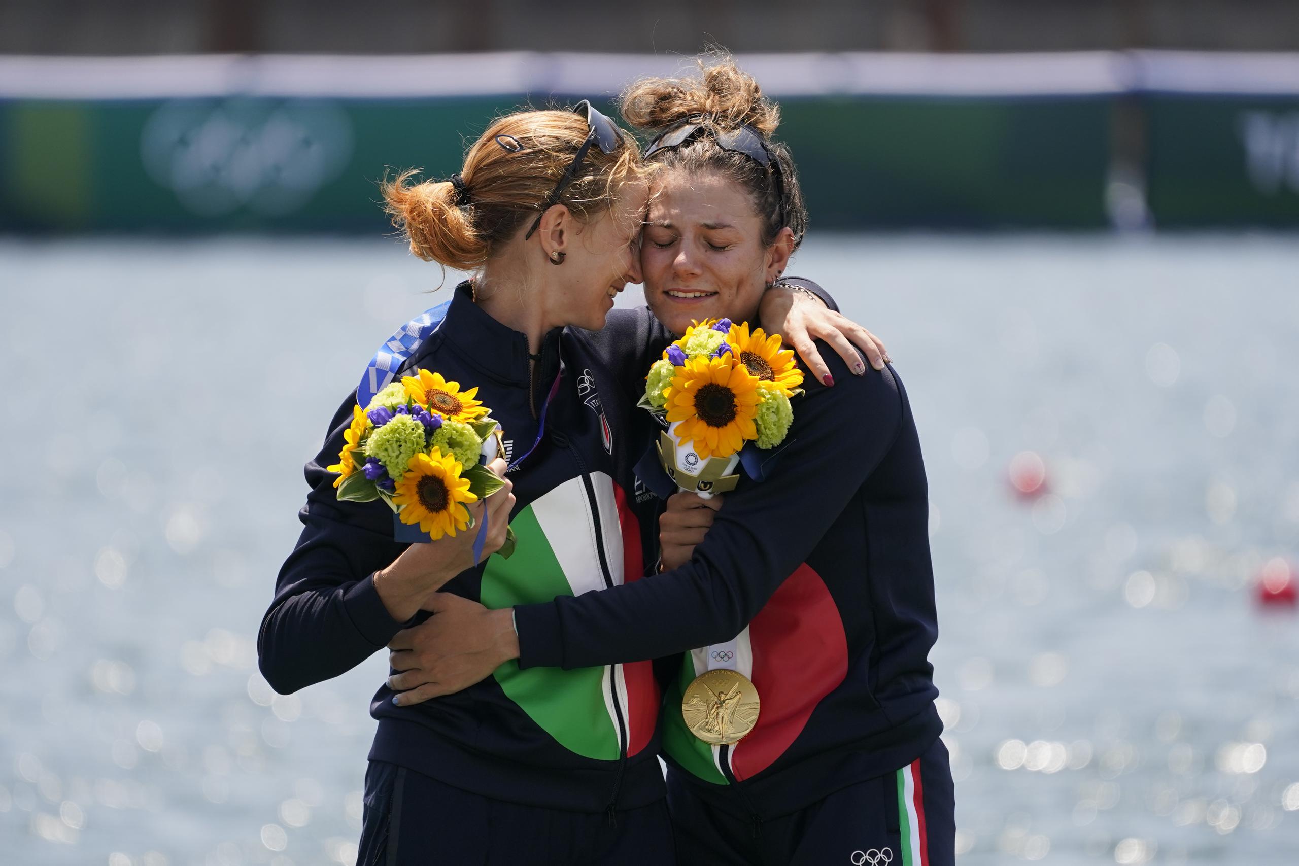 Valentina Rodini y Federica Cesarini, de Italia, posan con la medalla de oro tras la final femenina del scull doble ligero en los Juegos de Tokio, el 29 de julio de 2021, en Tokio, Japón.