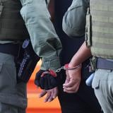 Arrestan empleado municipal tras ocupar un arma ilegal y drogas en allanamiento