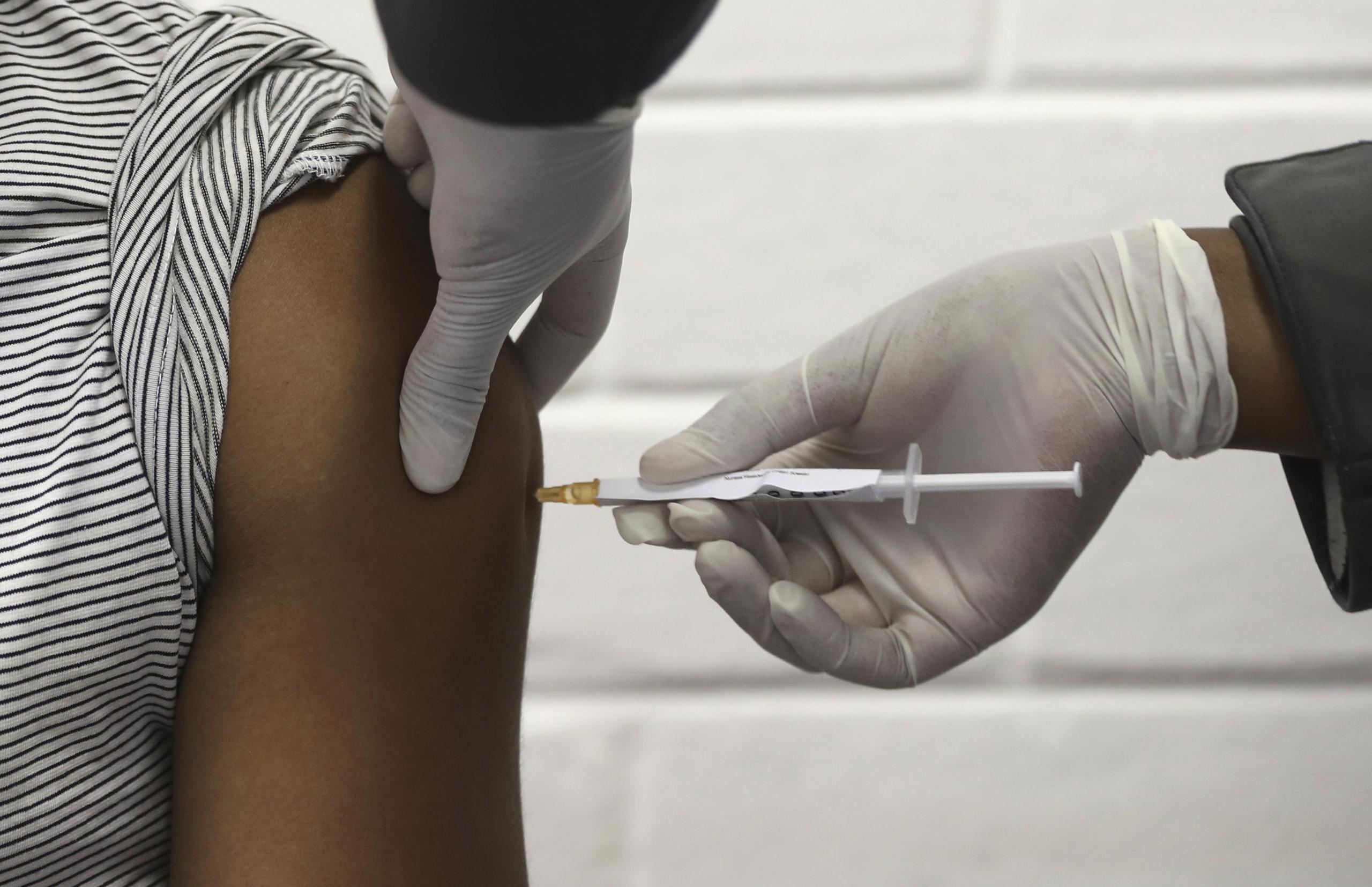 Un voluntario recibe una inyección en el hospital Chris Hani Baragwanath, en Soweto, Sudáfrica, como parte de la primera participación africana en las pruebas de una vacuna para el coronavirus creada por la Universidad de Oxford en colaboración con la firma farmacéutica AstraZeneca.
