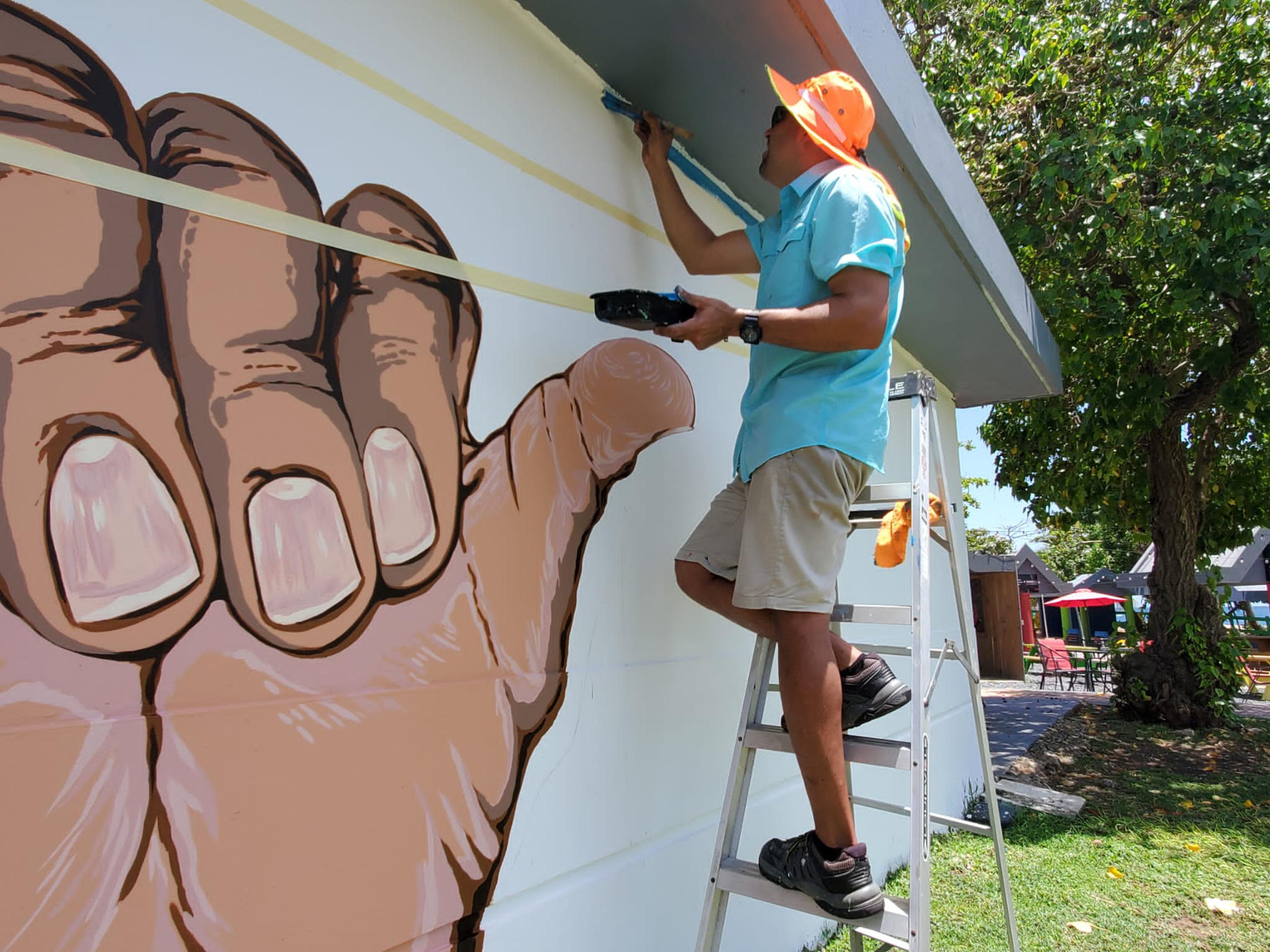 El artista Luis Galarza, quien realizó el mural, ubicado en la zona de Peñón Brusi
en Camuy, ha realizado otras obras en el municipio.