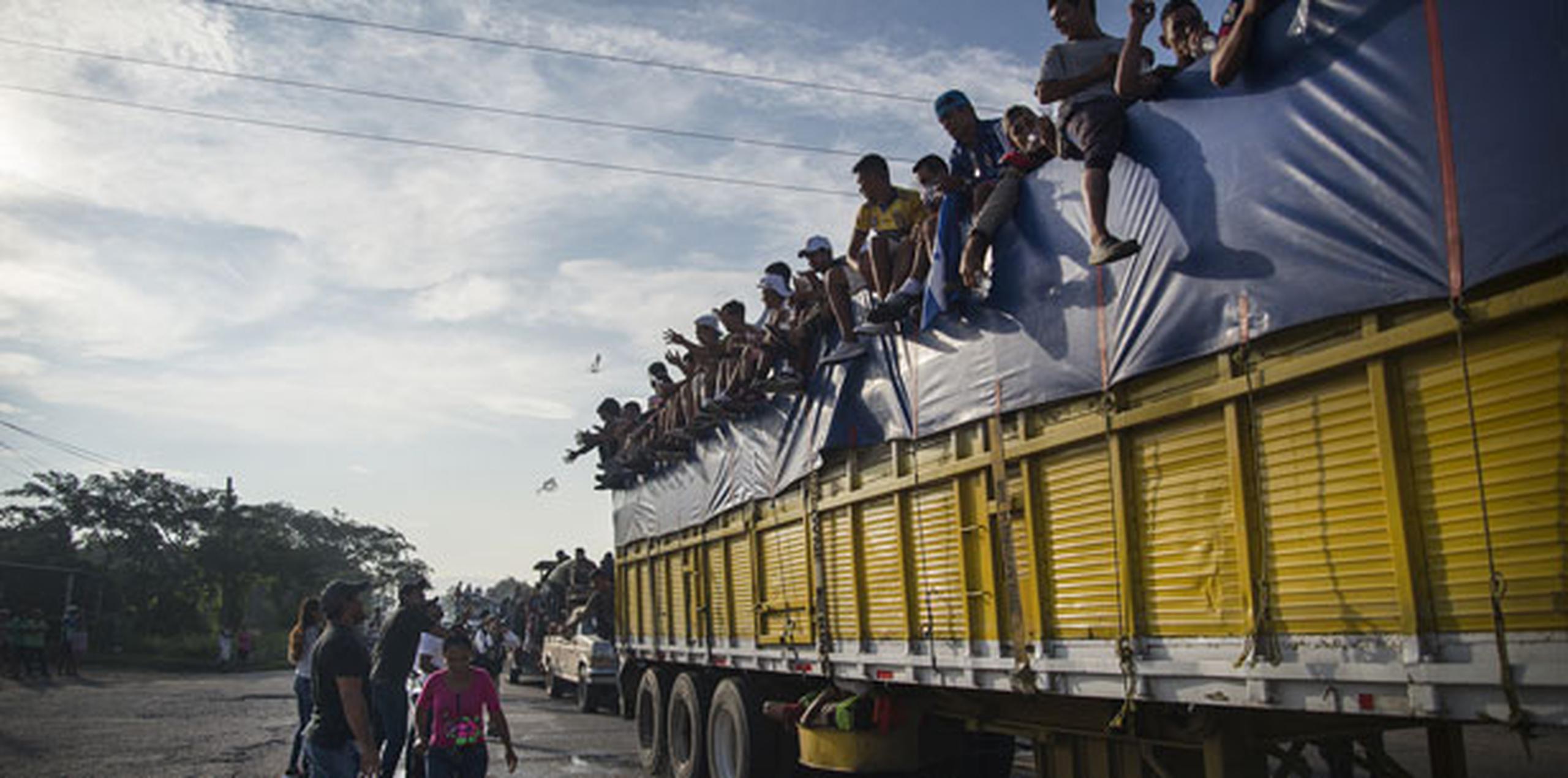 México deporta con frecuencia en avión a migrantes de países como Cuba y Honduras. (Archivo)