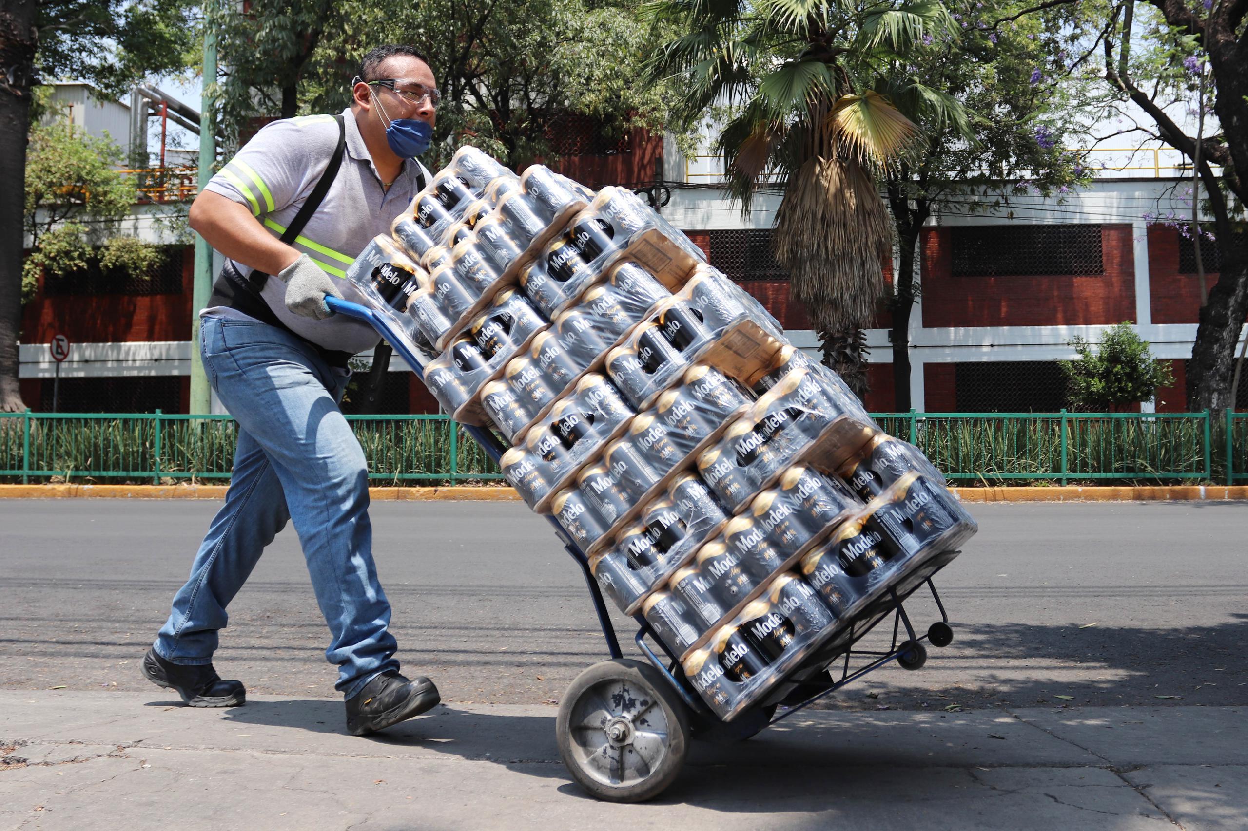 Fotografía de archivo en la que se registró a un distribuidor de la cervecera mexicana Modelo. EFE/José Pazos
