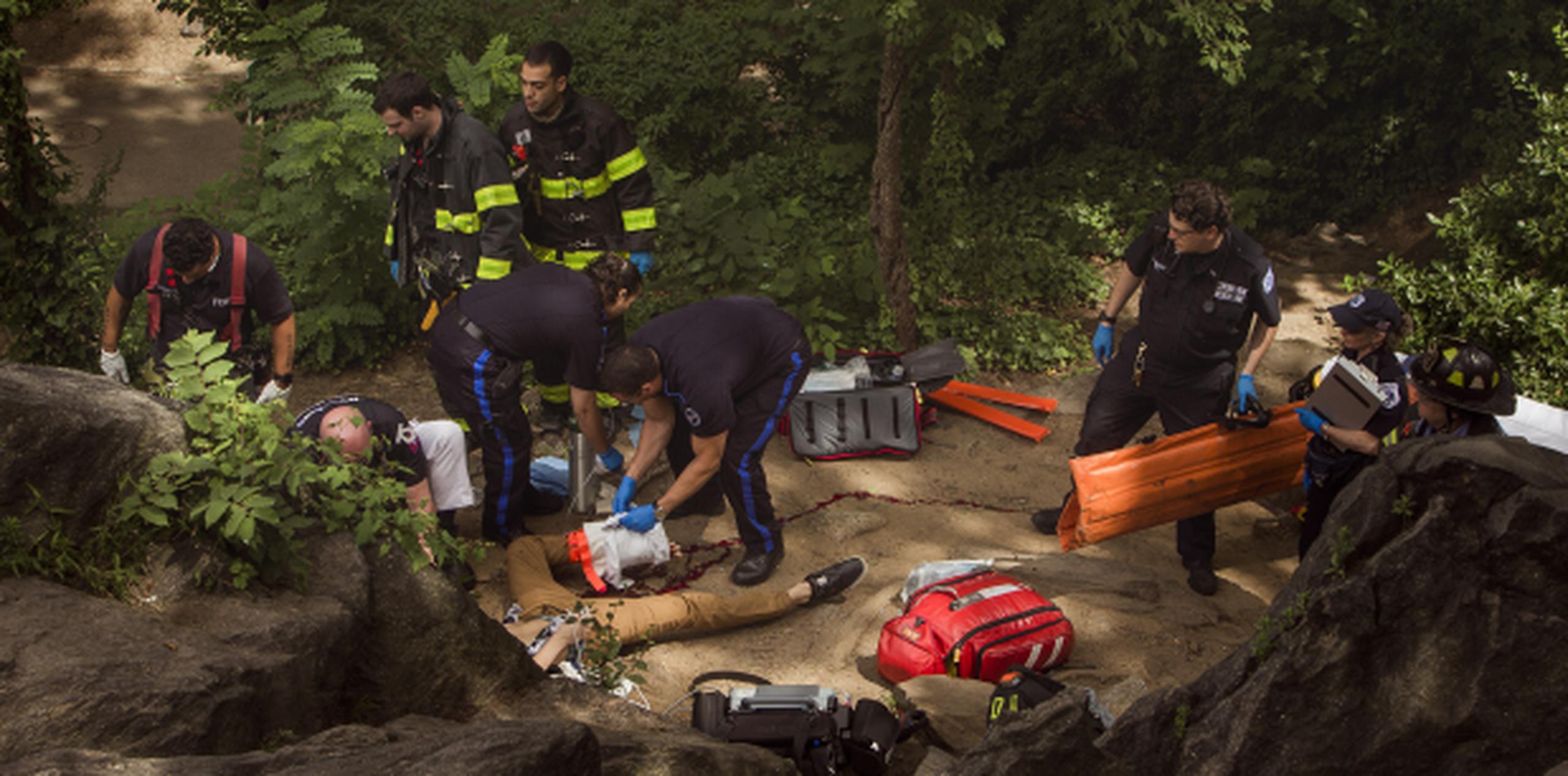 Golden (acostado en el suelo) es atendido por el personal de emergencia luego de que la policía indicara que pisó una bolsa plástica con explosivos caseros. (AP / Andres Kudacki)