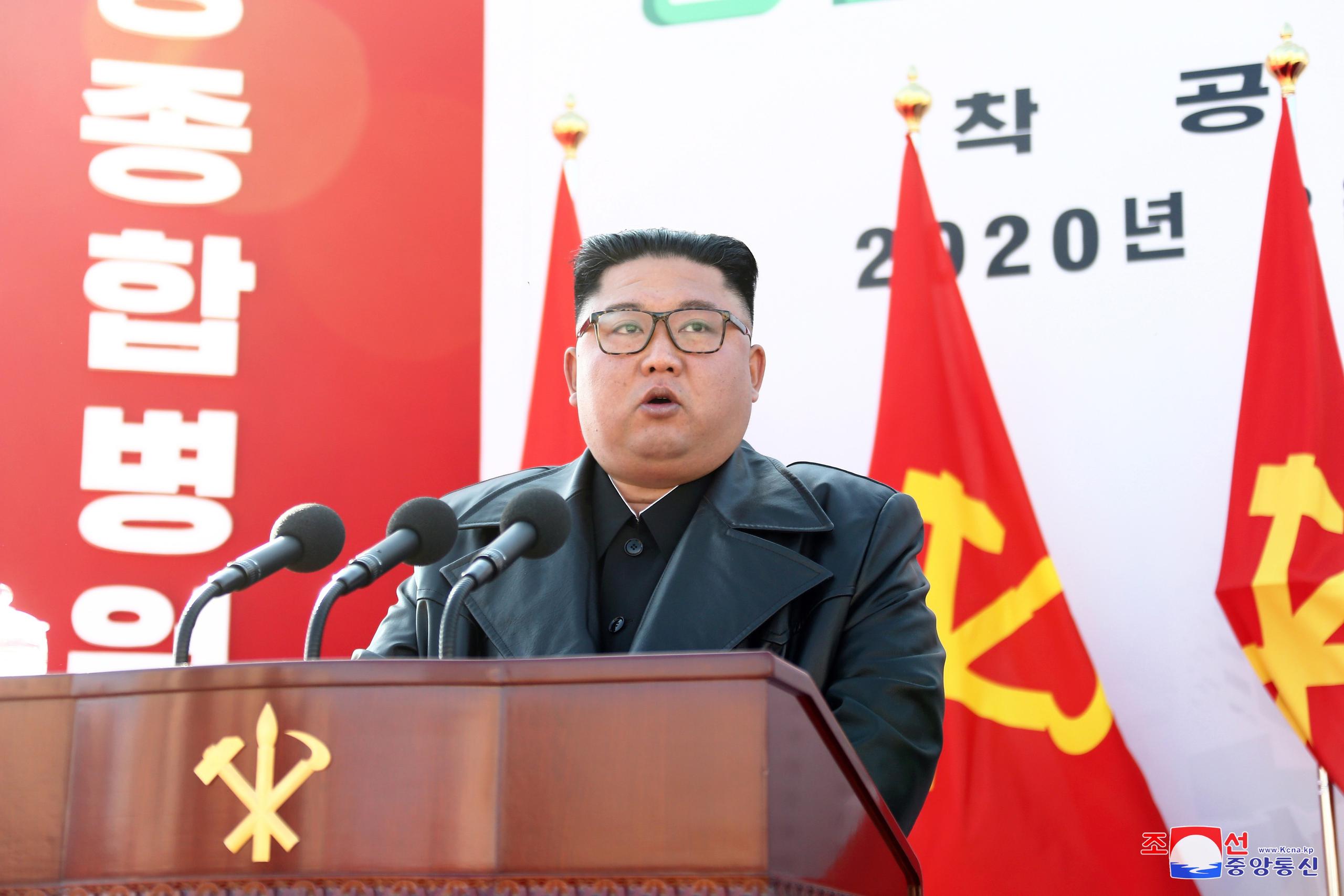 Kim criticó la falta de atención entre los funcionarios y las violaciones de las normas de emergencia contra el virus, y advirtió que un “alivio rápido de las medidas contra la epidemia podría resultar en una crisis inimaginable e irrecuperable”.