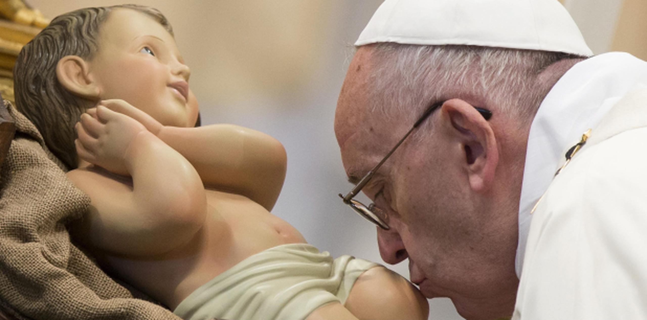 El papa besa una figura del niño Jesús hoy en Vaticano. (EFE)