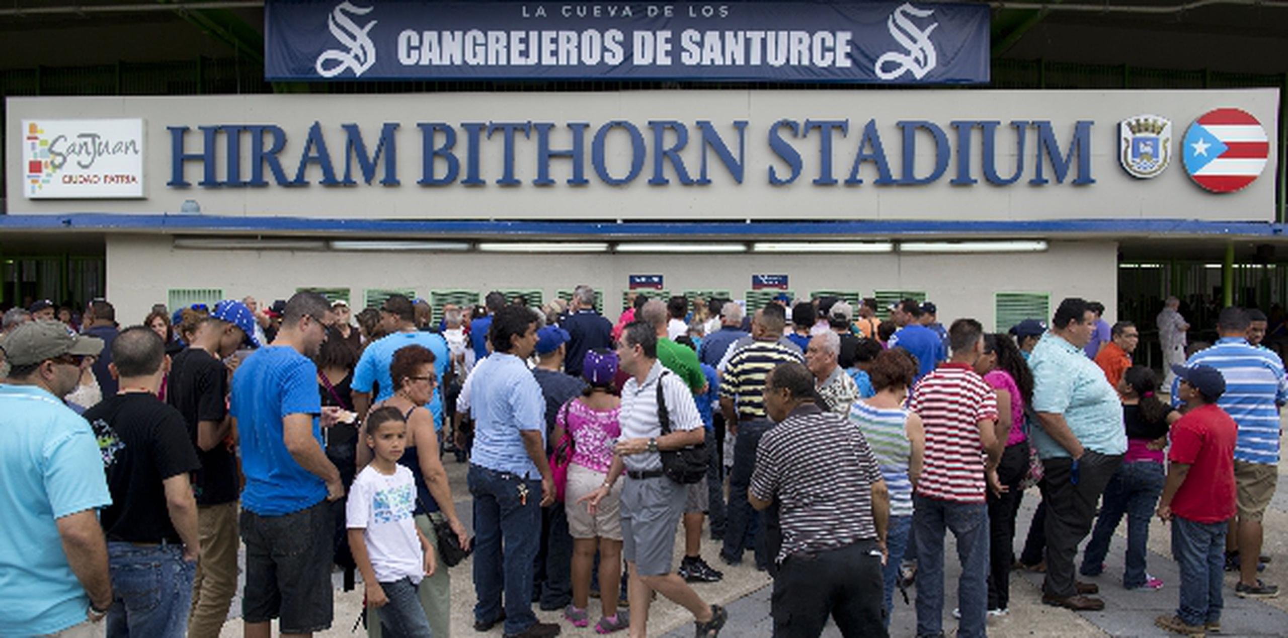 Miles de personas  hicieron fila desde temprano para presenciar el retorno de los Cangrejeros al estadio Hiram Bithorn. (tonito.zayas@gfrmedia.com)