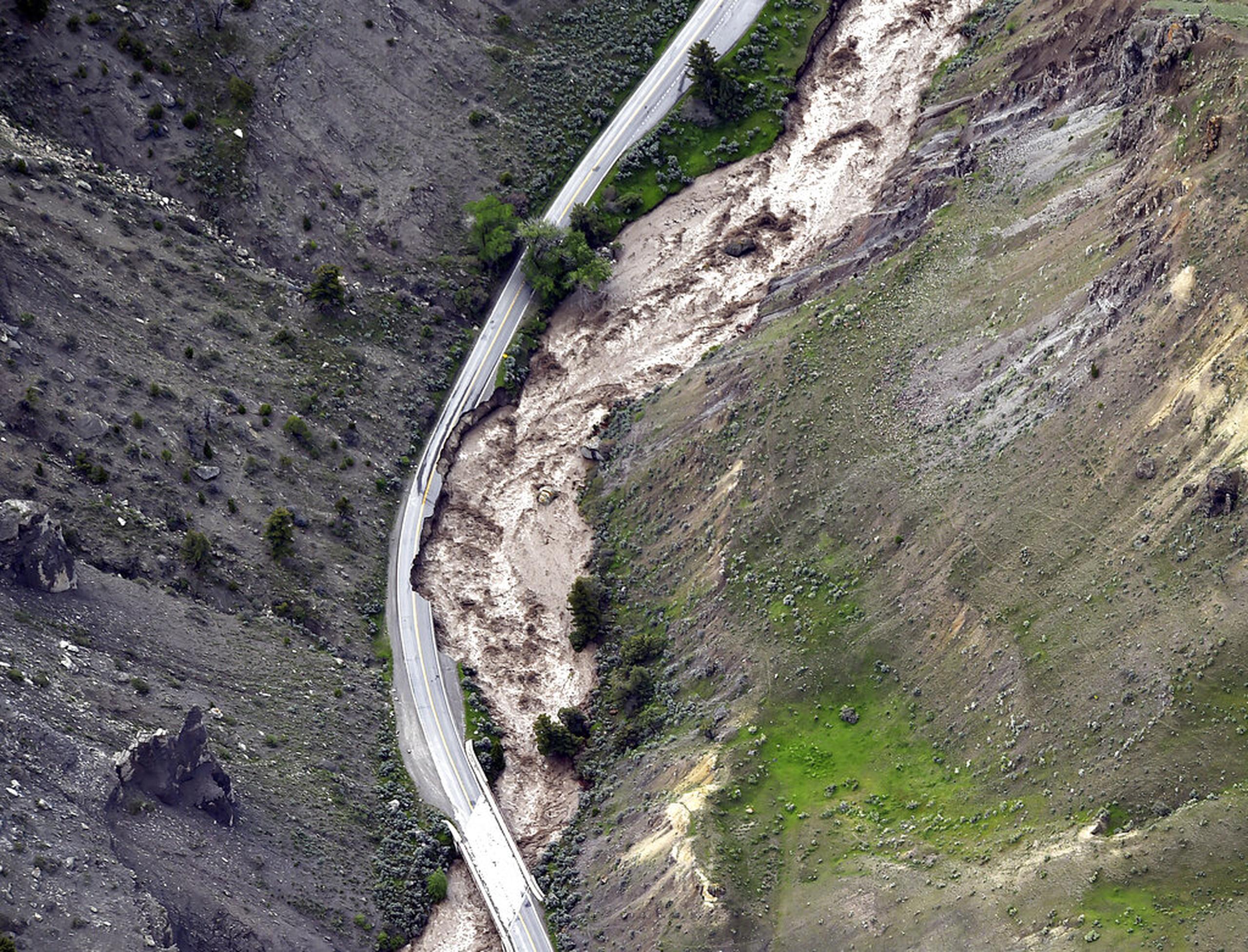 La carretera entre Gardiner y Mammoth, en Montana, queda anegada el 13 de junio de 2022 atrapando a los turistas en Gardiner, mientras las inundaciones dañan las carreteras y los puentes y anegan las casas a lo largo de los ríos de la zona.