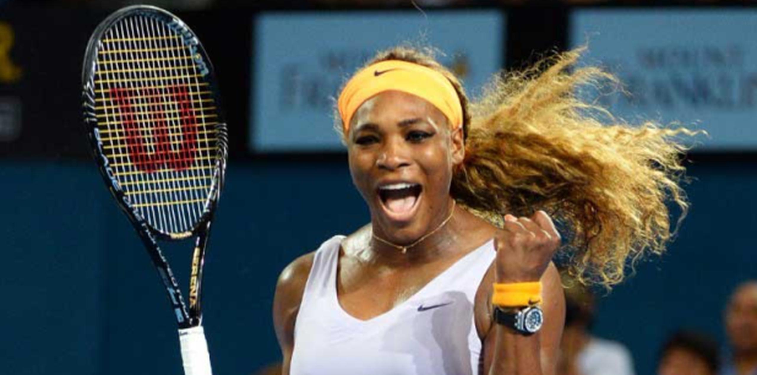 Serena Williams derrotó a Victoria Azarenka para revalidar su título en el torneo de Brisbane. (AFP / William West)