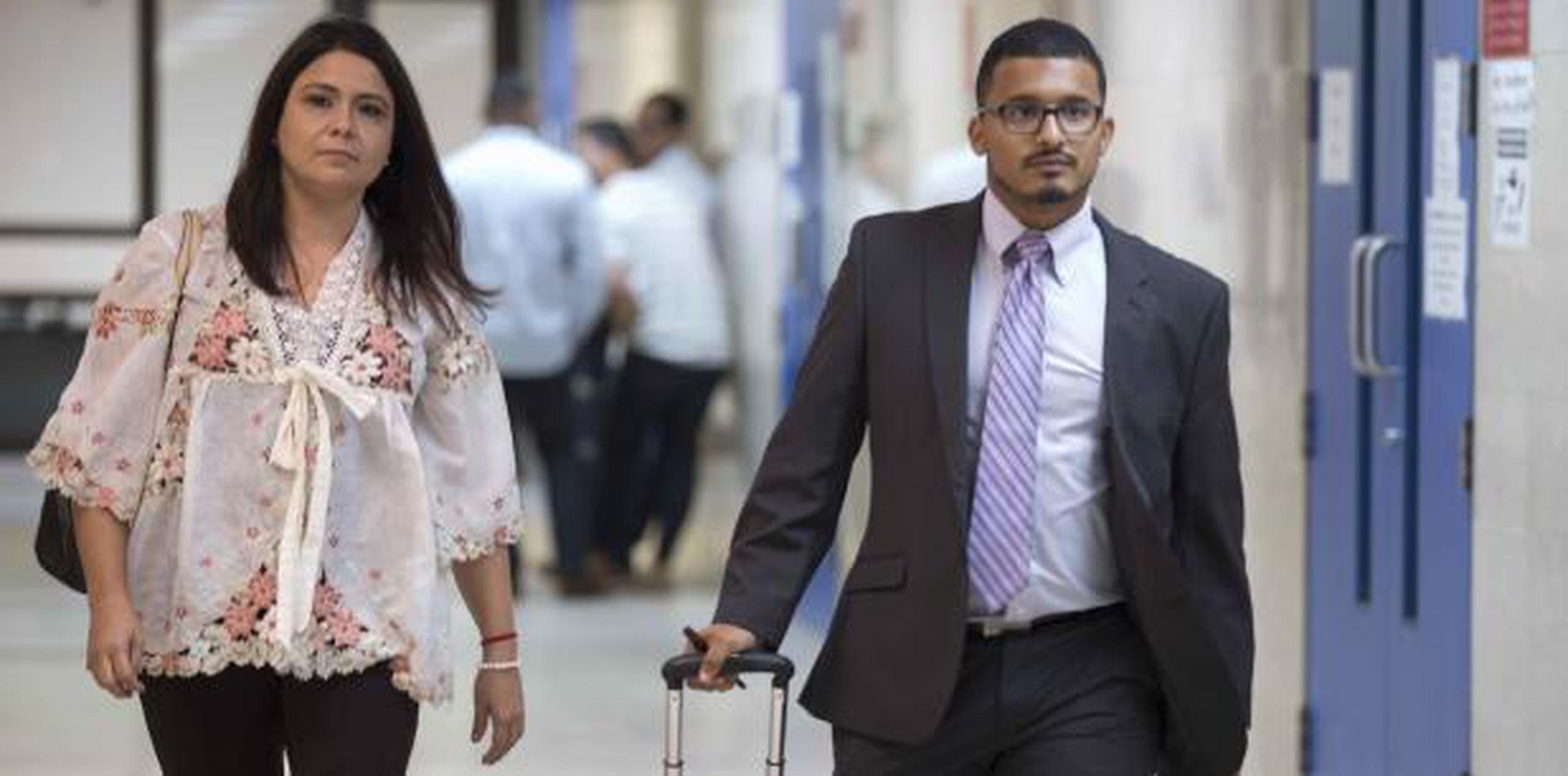 La exsenadora Mari Tere González y su abogado, Yuseph Lamboy, caminan por los pasillo del Tribunal. (Archivo)