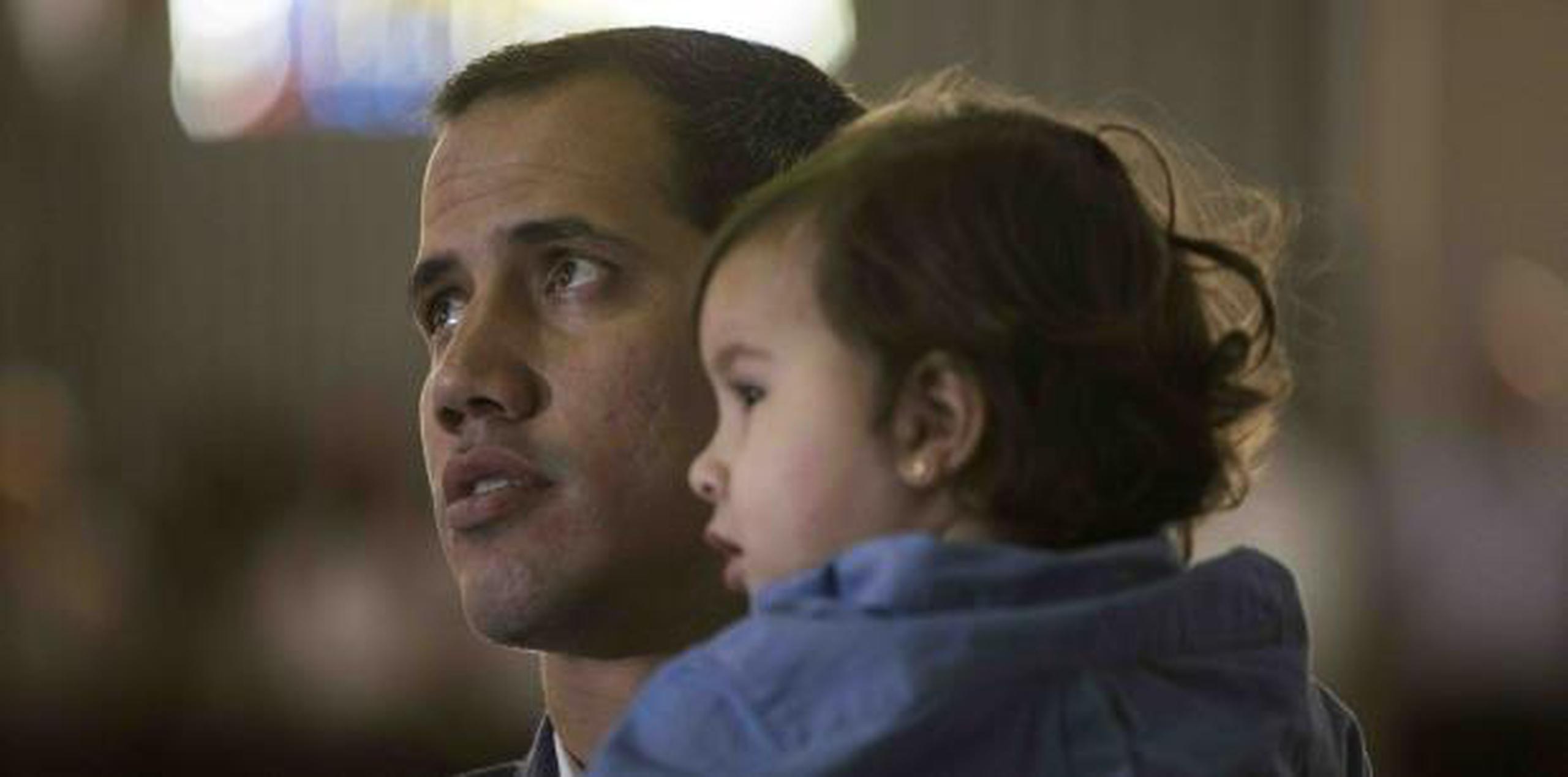Guaidó ayer con su hija en una misa en una iglesia católica del este de Caracas, a la que acudió con familiares, feligreses y simpatizantes. (AP)