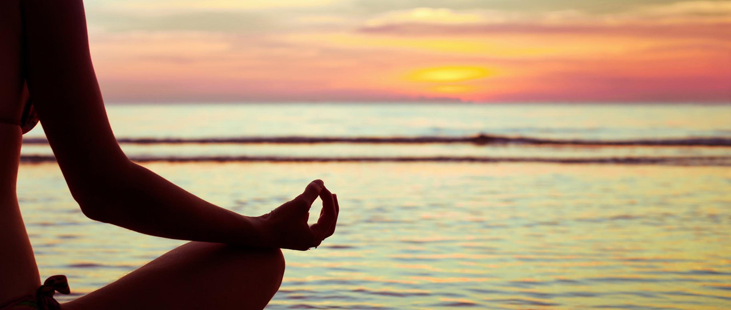 El yoga utiliza diferentes ejercicios conocidos como posturas o "asanas" para fortalecer la mente y el cuerpo. (Shutterstock)