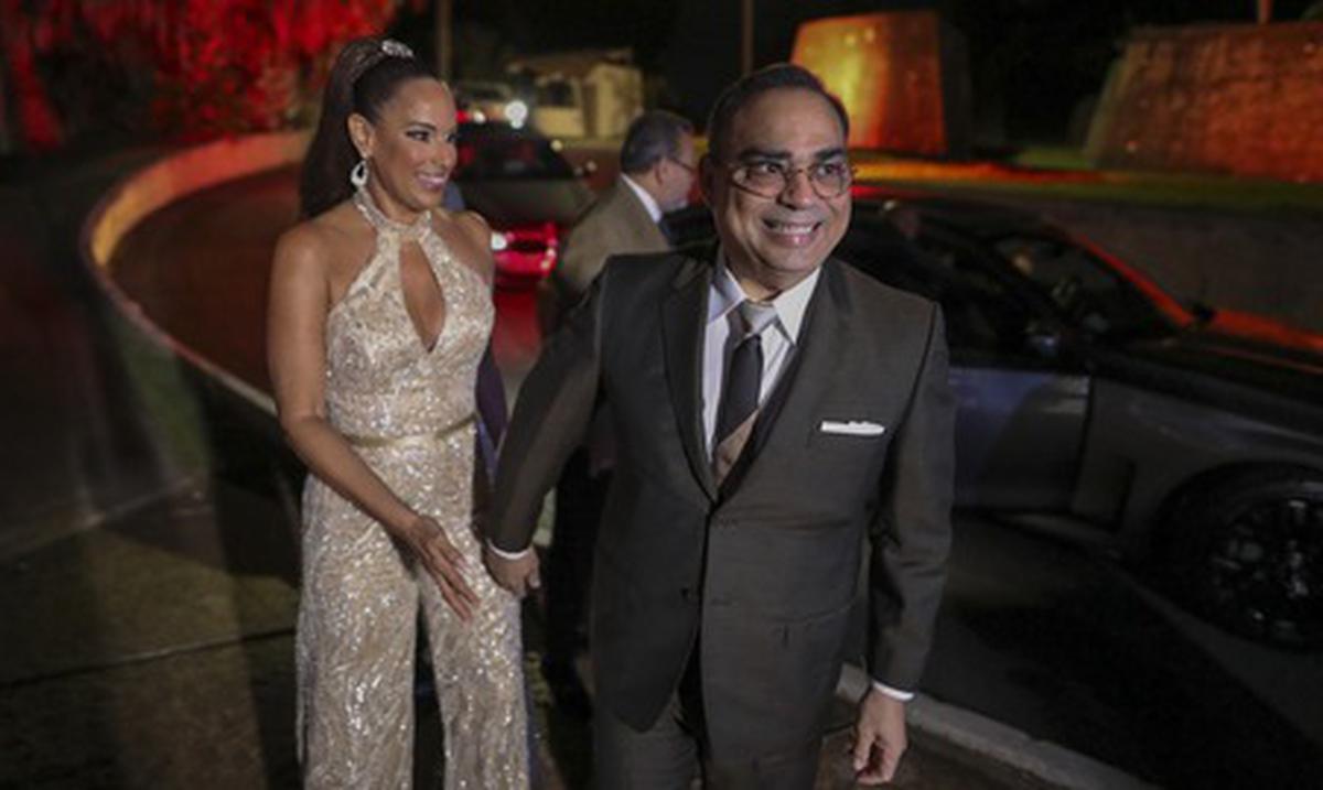 Gilberto Santa Rosa throws a huge ’60s-style party and surprises