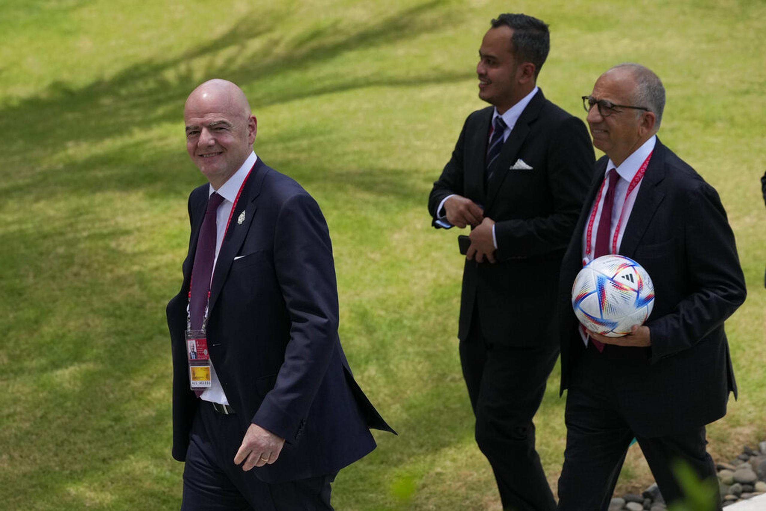 El presidente de la FIFA, Gianni Infantino, a la izquierda, camina durante la Cumbre del G20 en Bali, Indonesia.