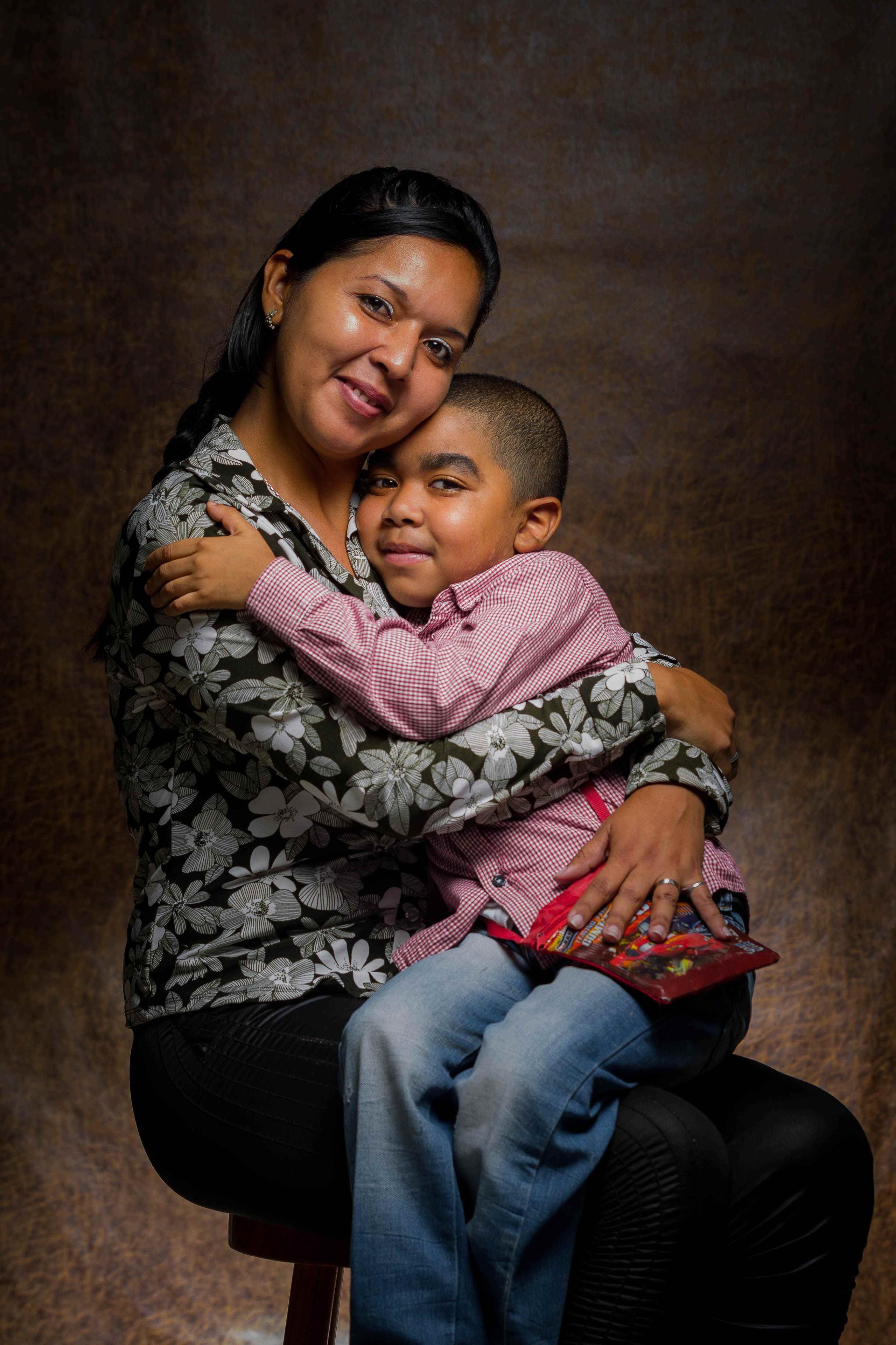 Yelitza Parra y su hijo Alyeiner Moises, de siete años. Alyeiner ha sido diagnosticado con Aplasia medular severa y necesita constantemente tratamientos y transplantes, sobre todo plaquetarios. Derivado a su baja de defensas, también padece de Hepatitis C y síndrome de Cushing. Fue diagnosticado a los cuatro años de edad debido a exámenes de rutina en el colegio. (EFE)