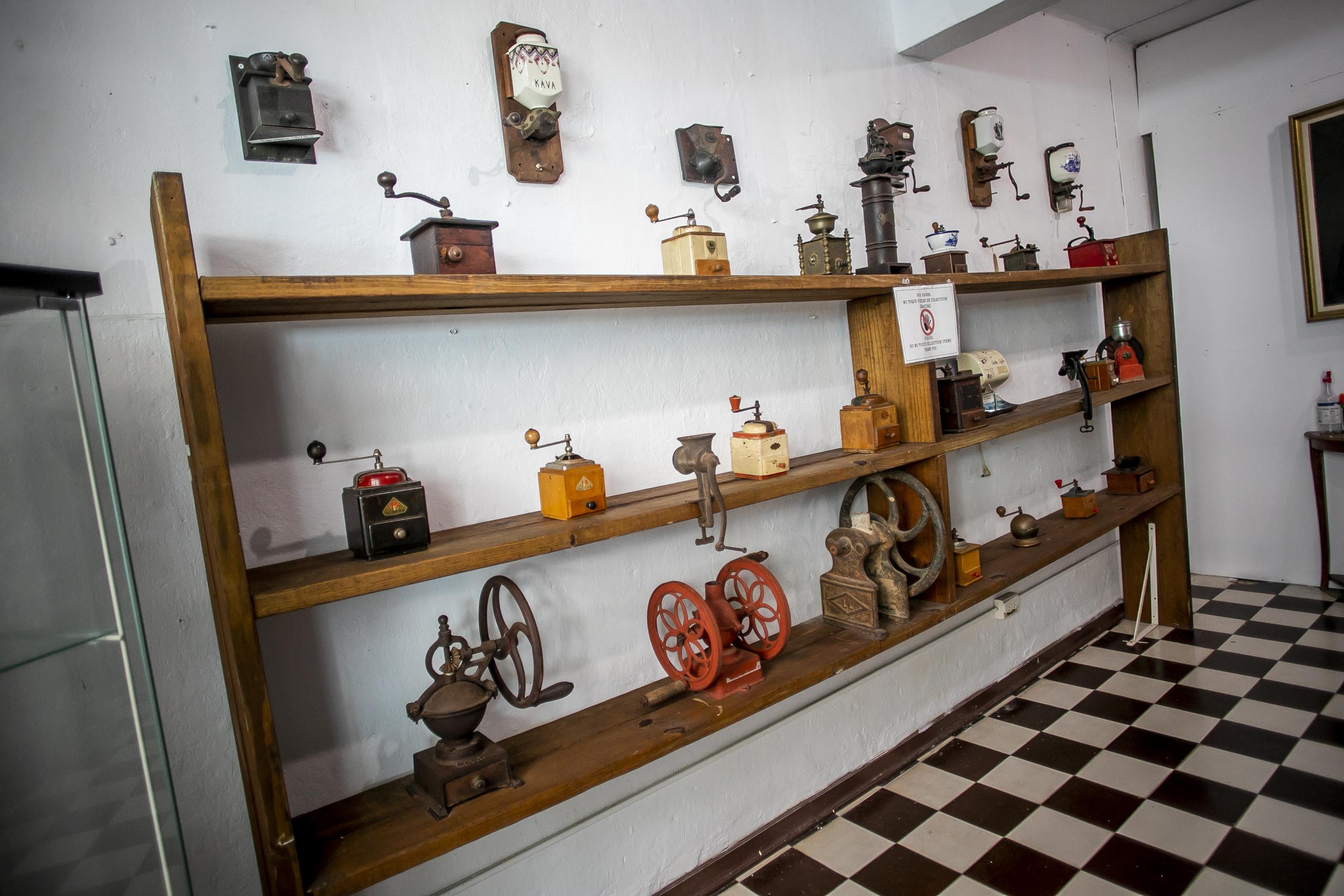 El museo cuenta con una coleccion de molinillos antiguos. 

